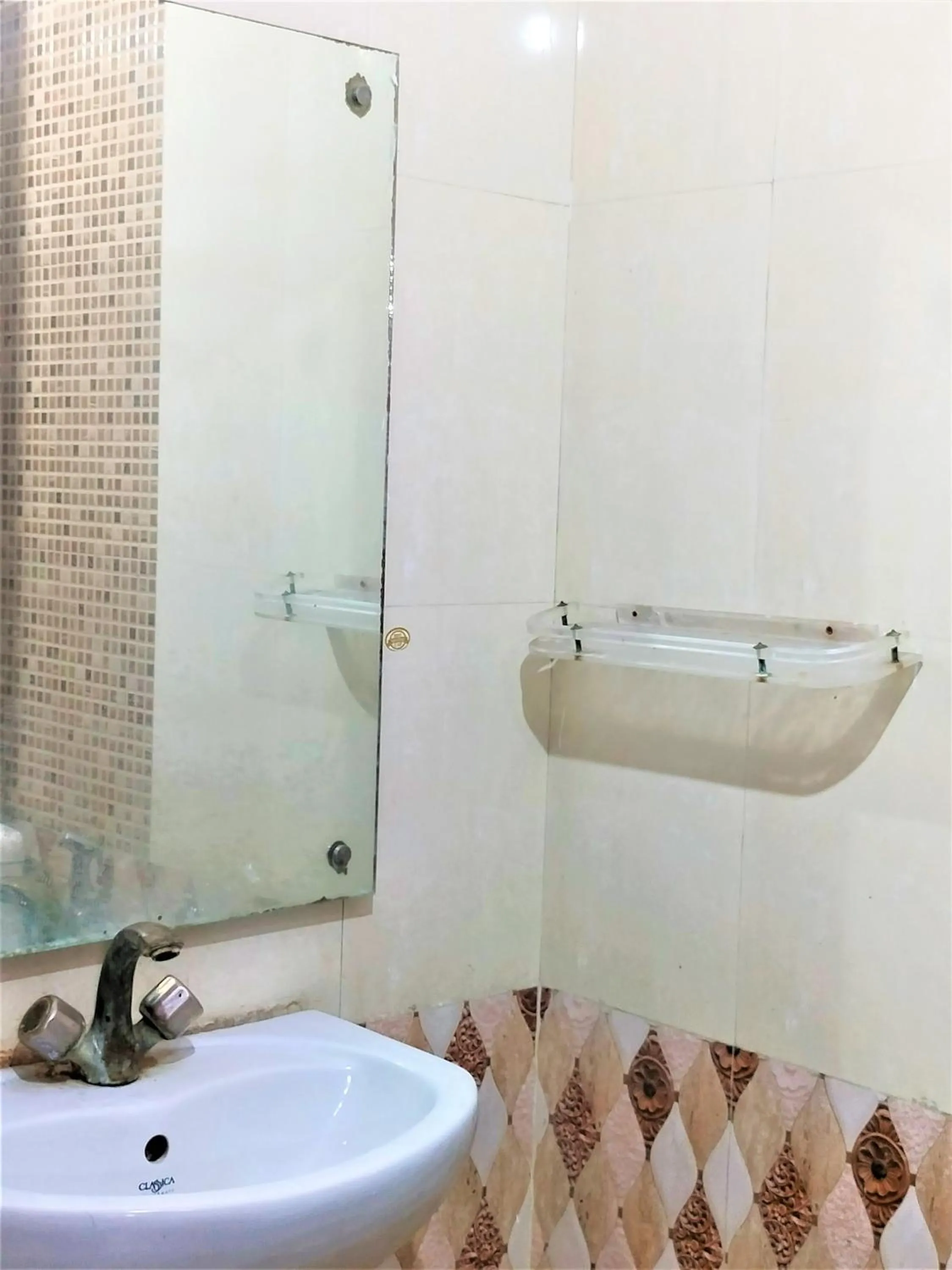 Bathroom in Hotel White Palace,Nizamuddin Railway Station