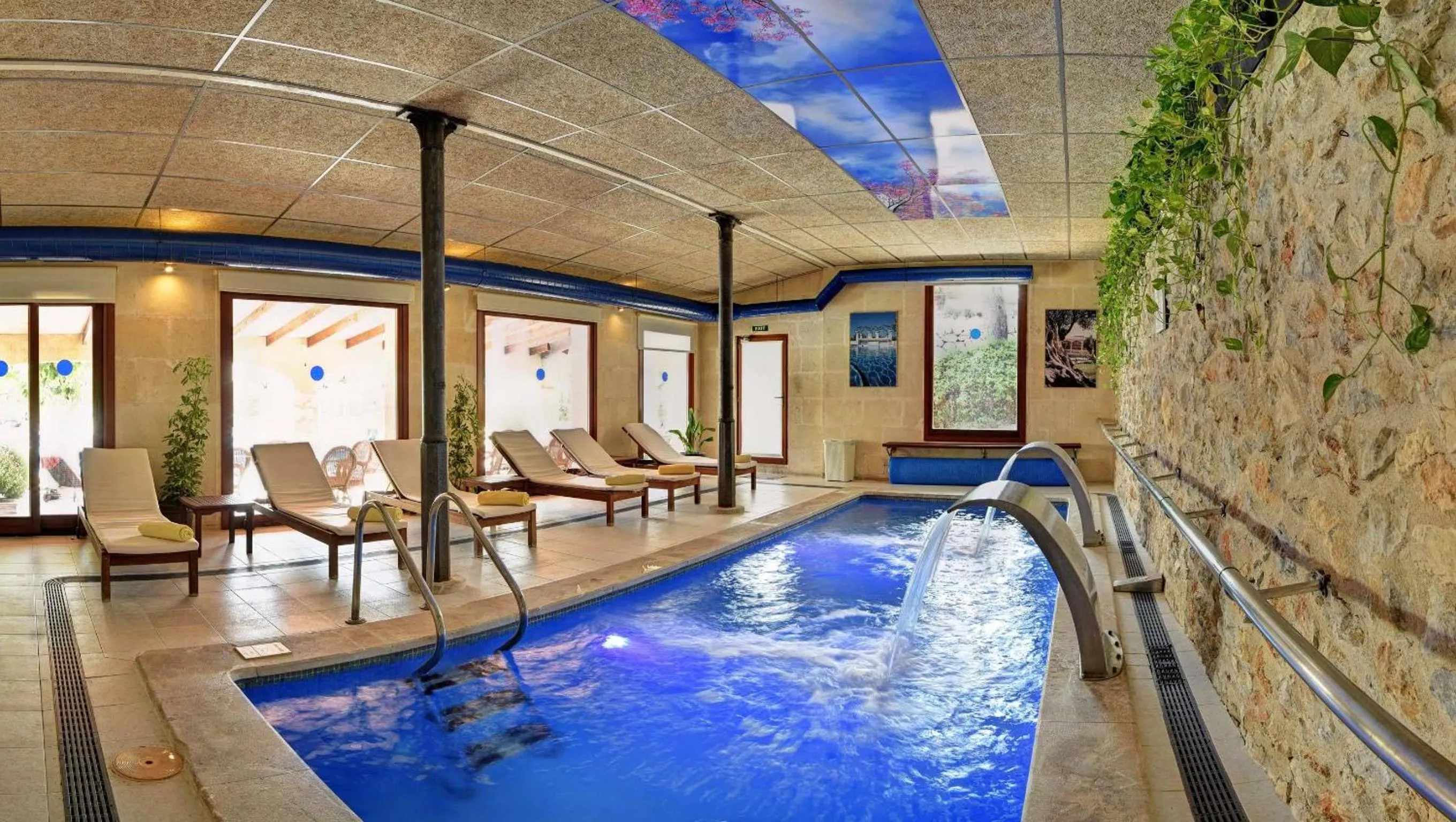 Swimming pool in Monnaber Nou Finca Hotel & Spa