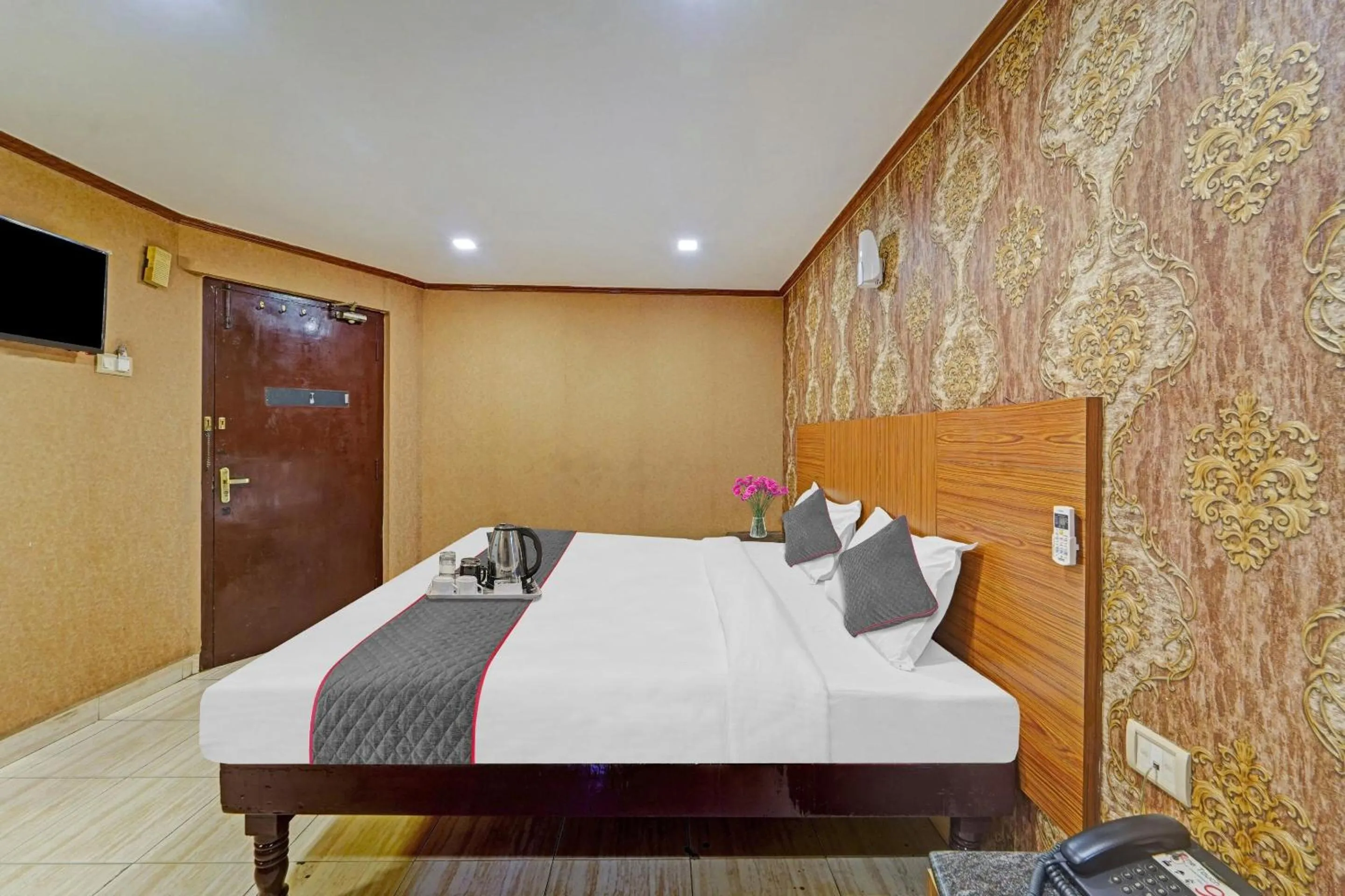 Bedroom in Collection O Pride Hospitality US Consulate