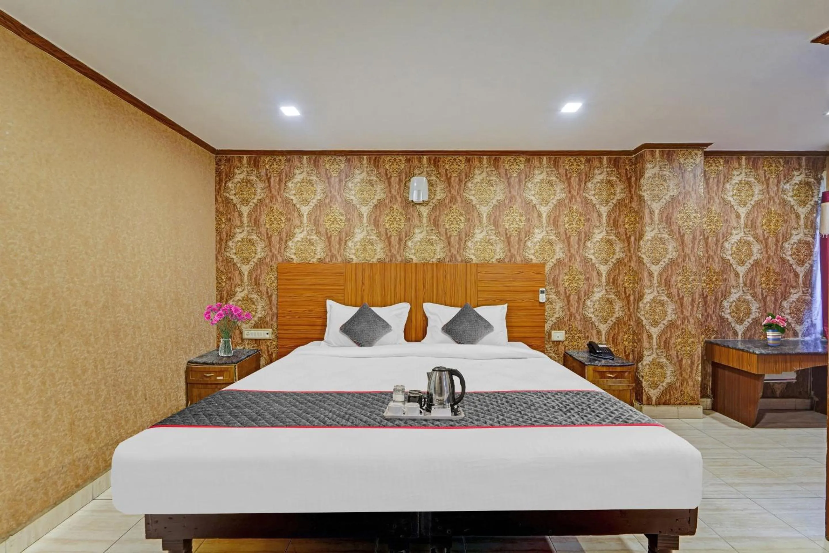 Bedroom in Collection O Pride Hospitality US Consulate