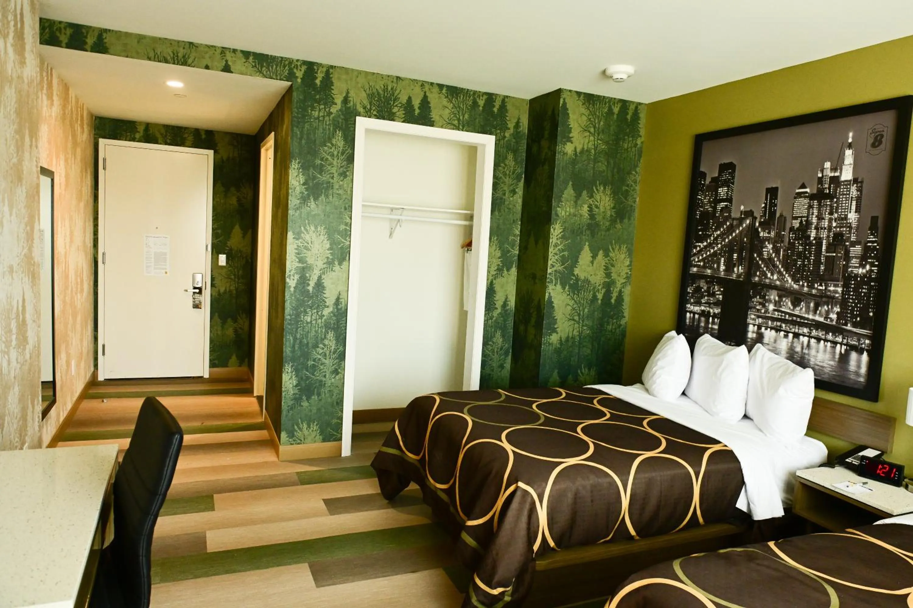 Bed in Super 8 by Wyndham Bronx Near Botanical Garden