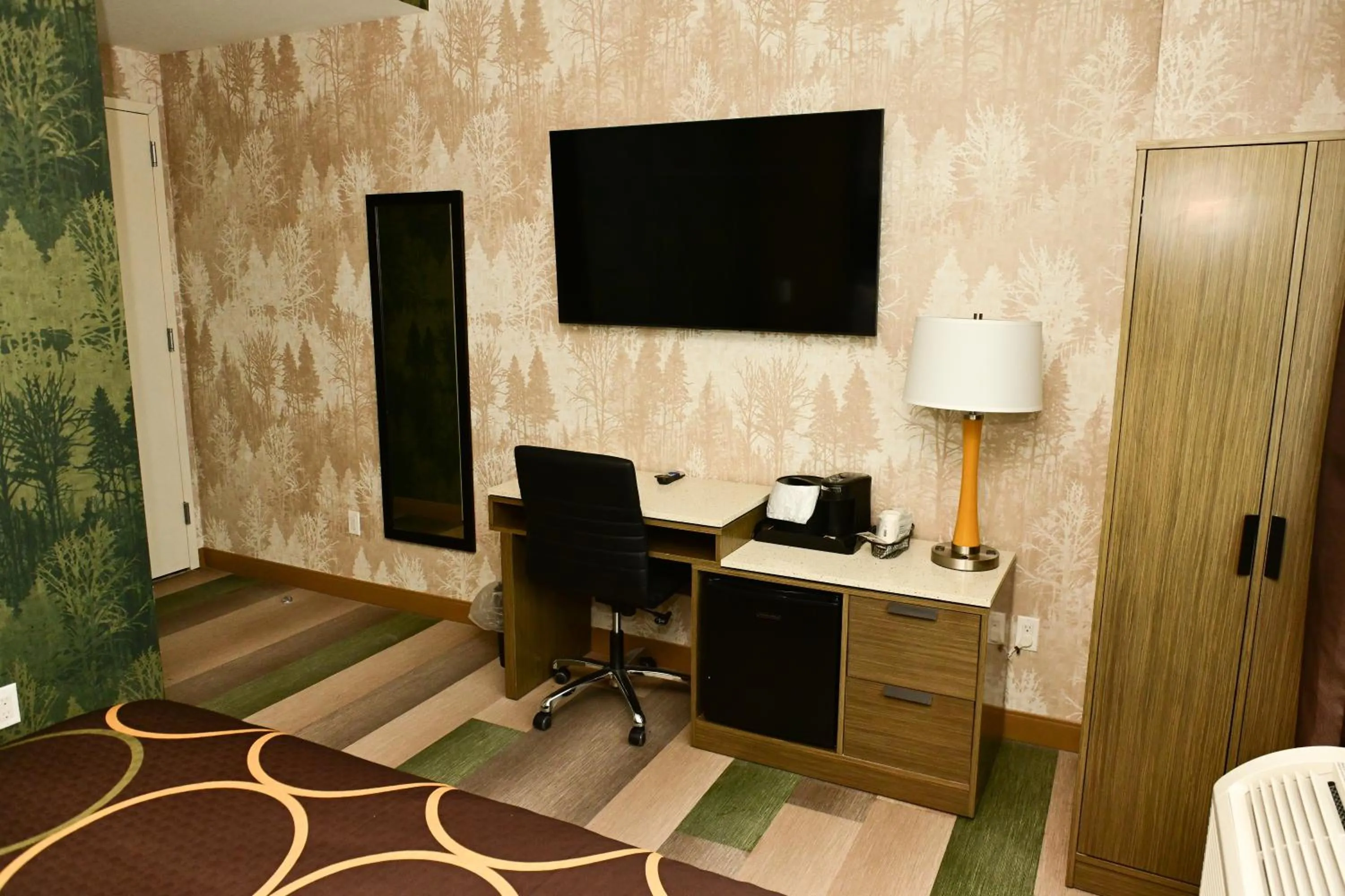 Bed in Super 8 by Wyndham Bronx Near Botanical Garden