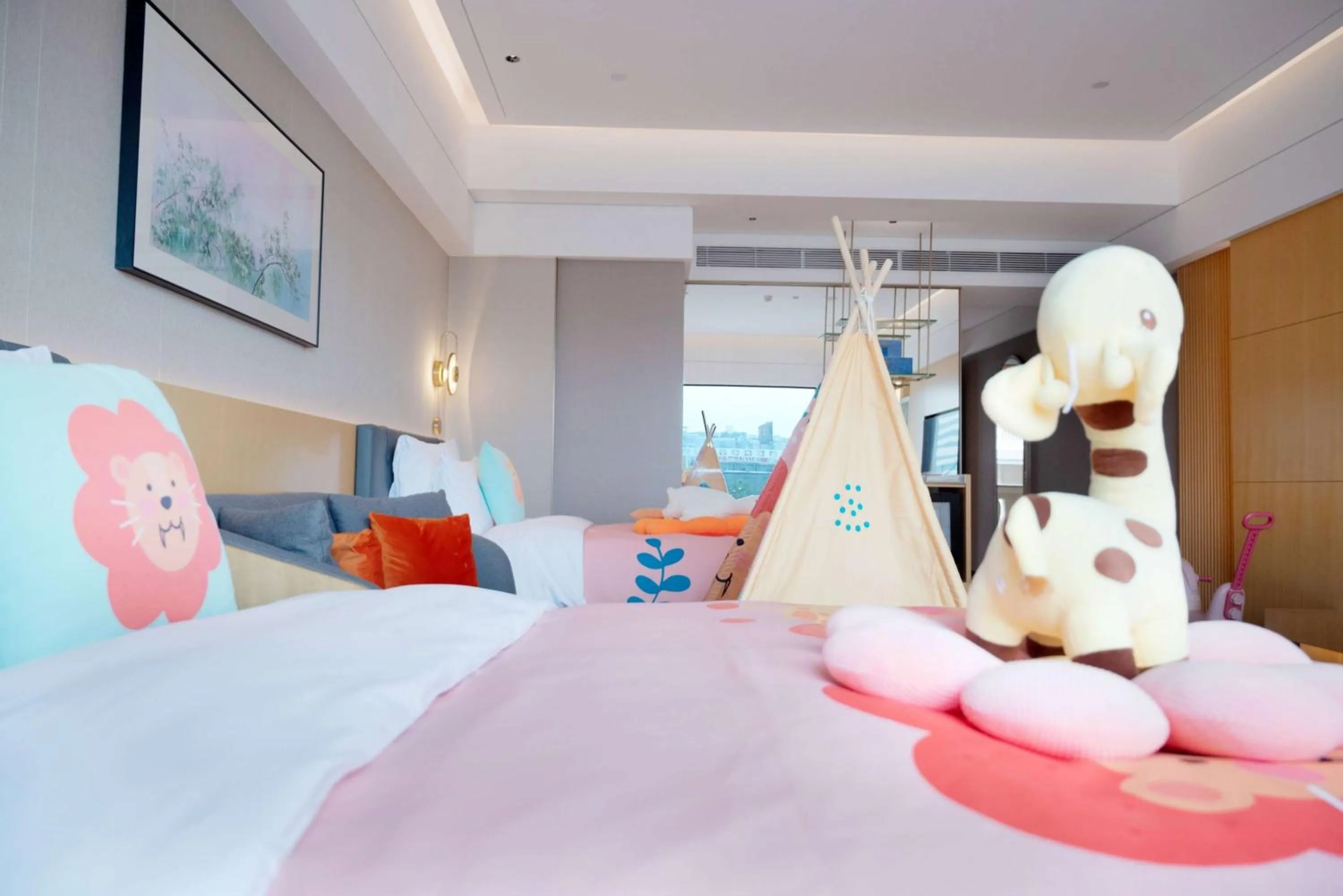 Photo of the whole room, Bed in Wyndham Grand Zhaoqing Downtown