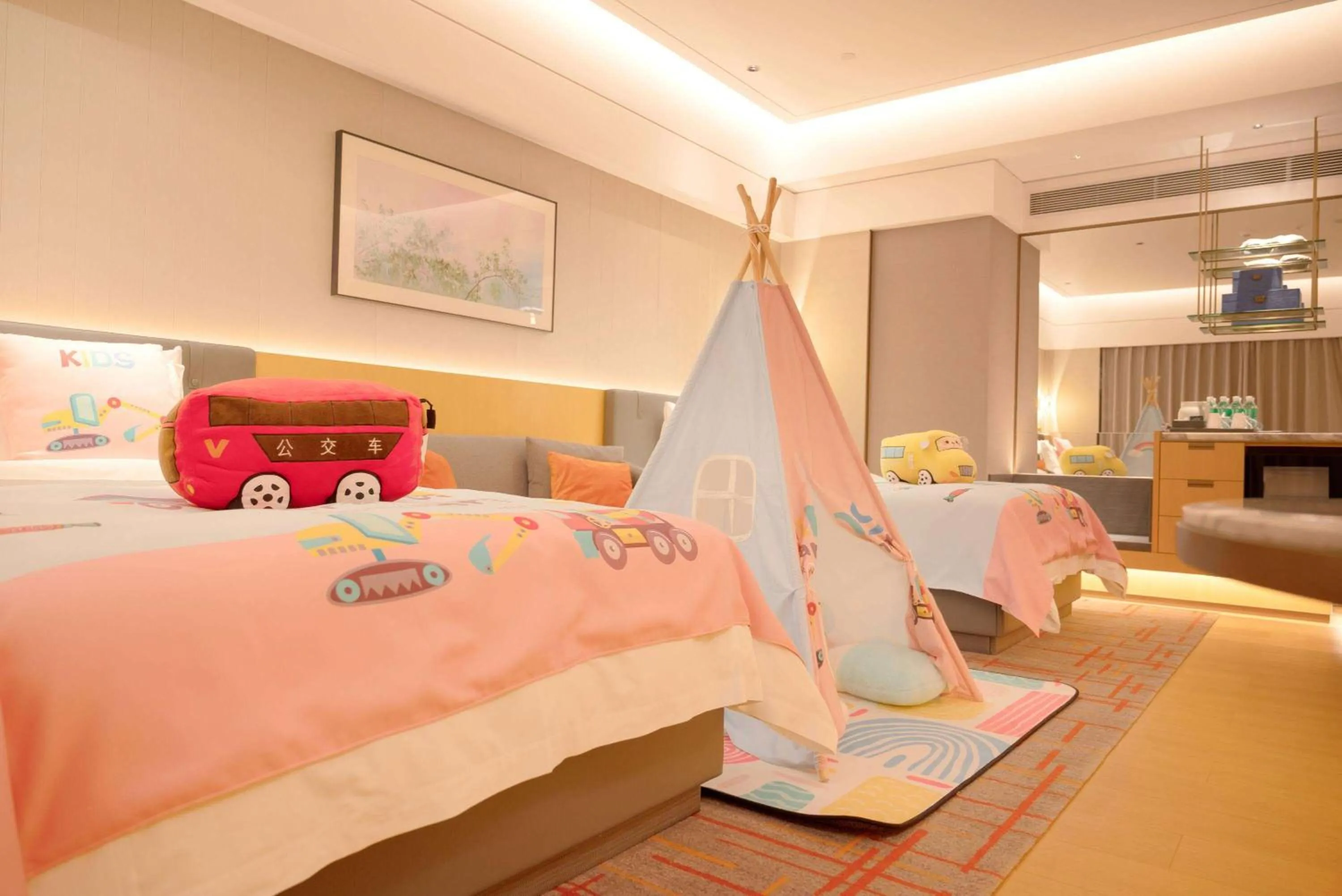 Photo of the whole room, Bed in Wyndham Grand Zhaoqing Downtown