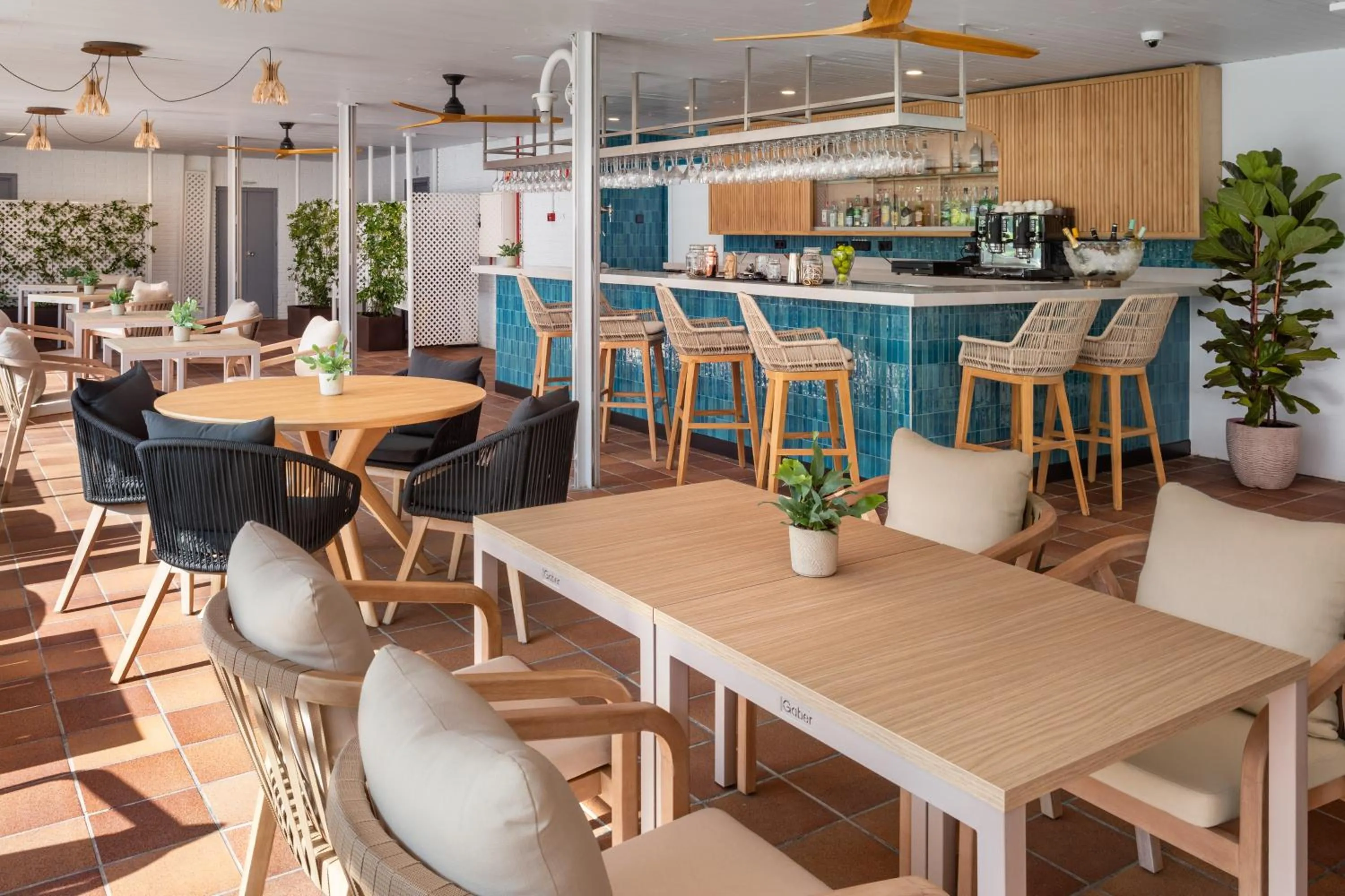 Restaurant/places to eat in Melia Barajas