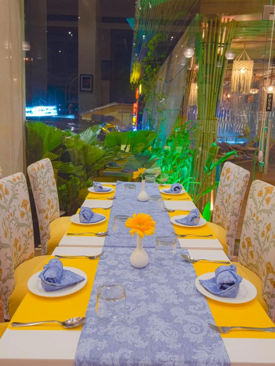 Restaurant/places to eat in Le Seasons Resort