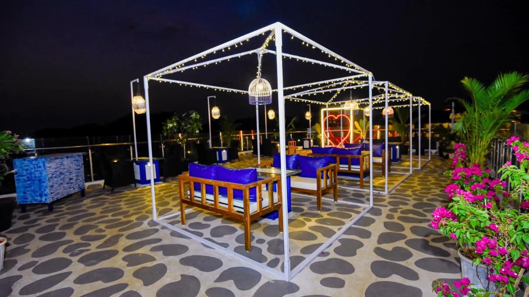 Evening entertainment in Le Seasons Resort