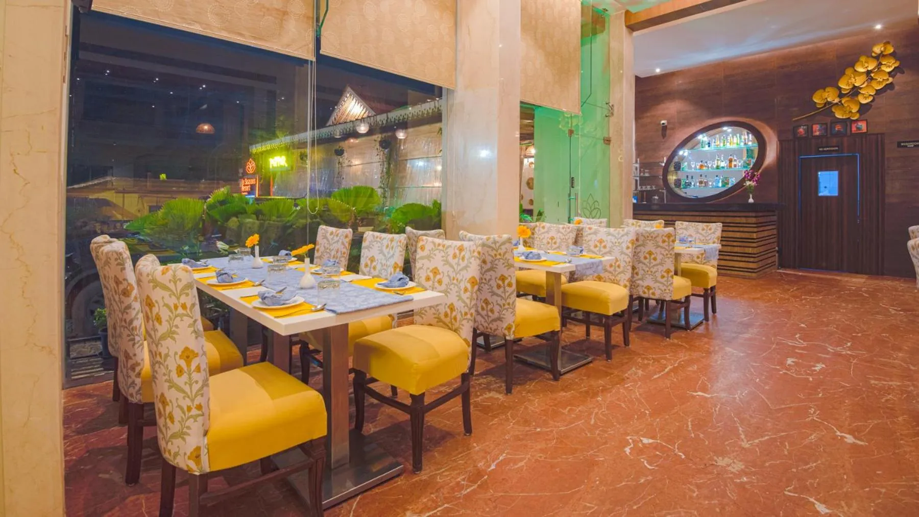 Restaurant/places to eat in Le Seasons Resort