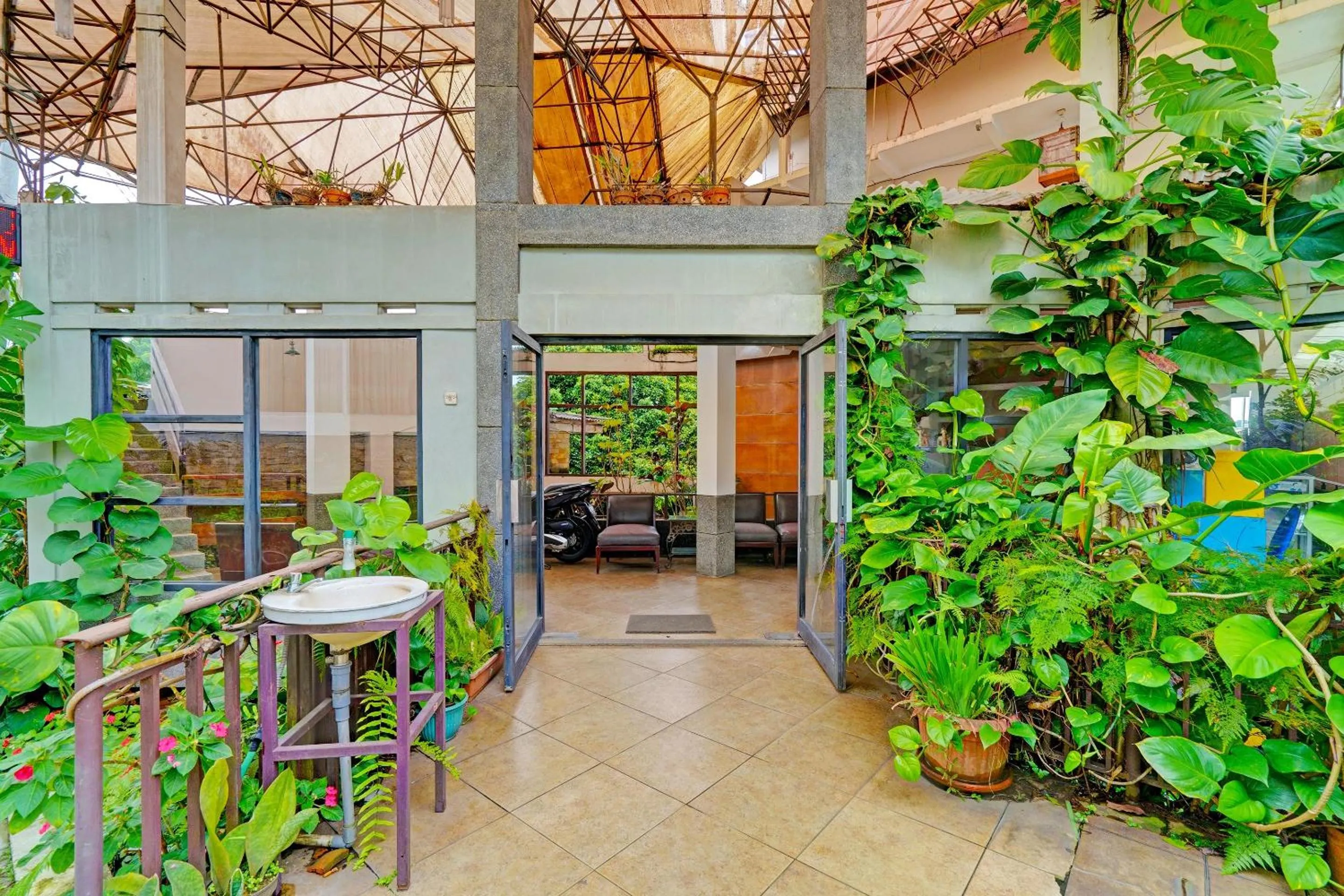 Facade/entrance in Super OYO Capital O 91810 Hotel Balebat 2