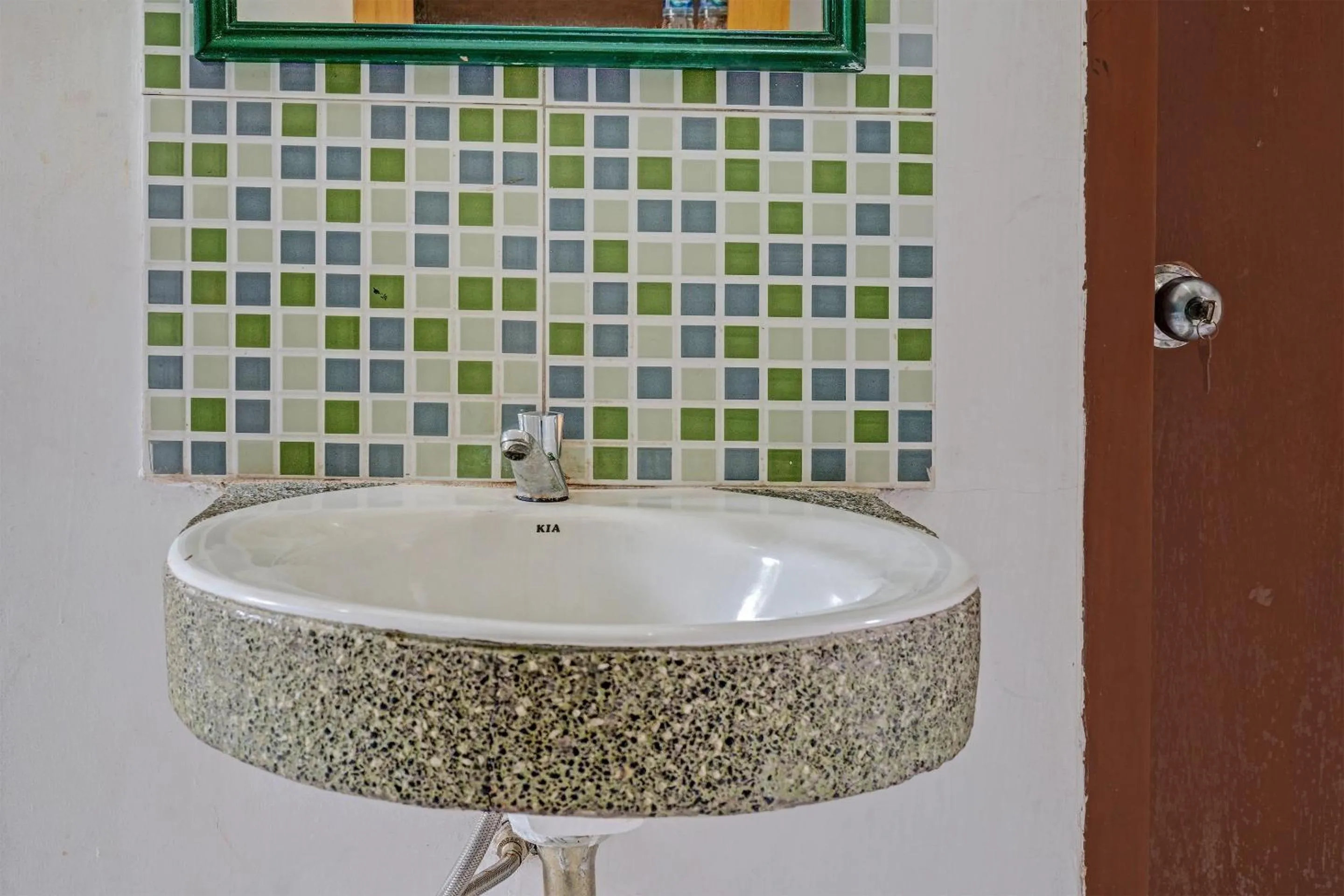 Bathroom in Super OYO Capital O 91810 Hotel Balebat 2