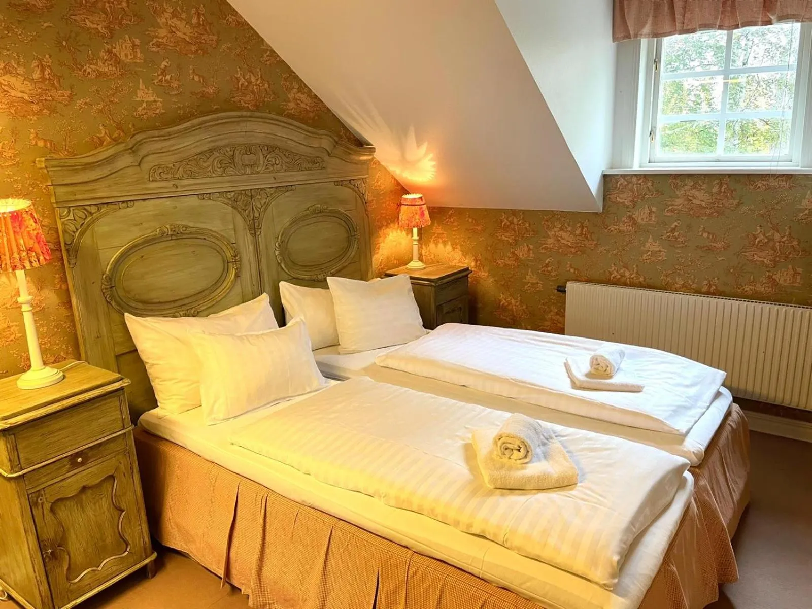 Bed in Apertins Hotell