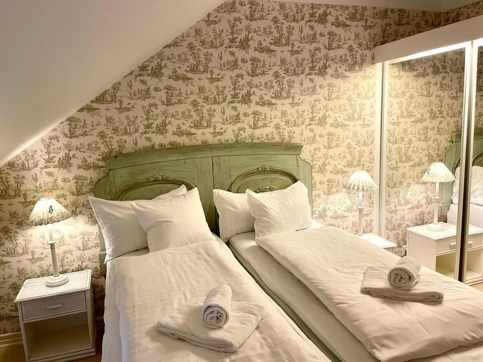 Bed in Apertins Hotell