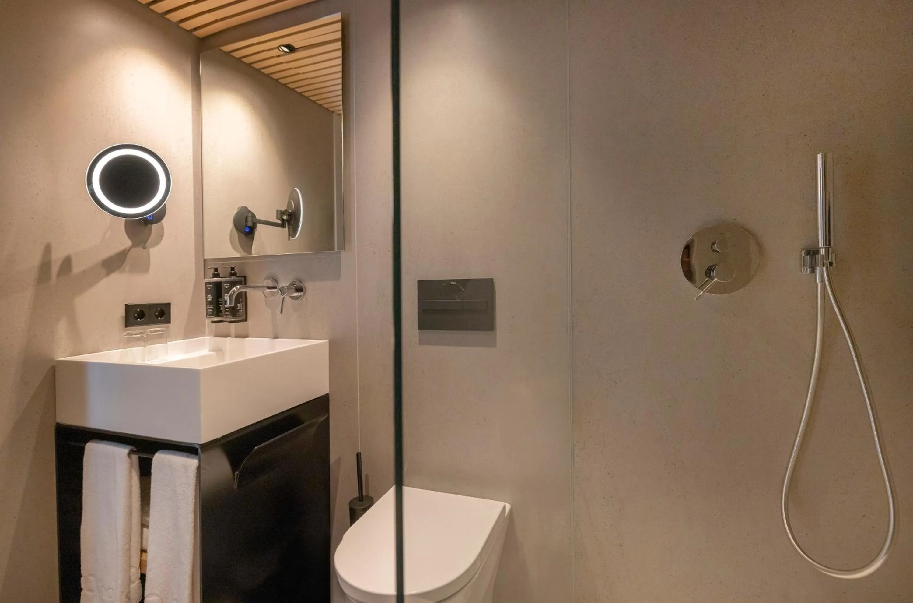 Shower in HM Jaime III