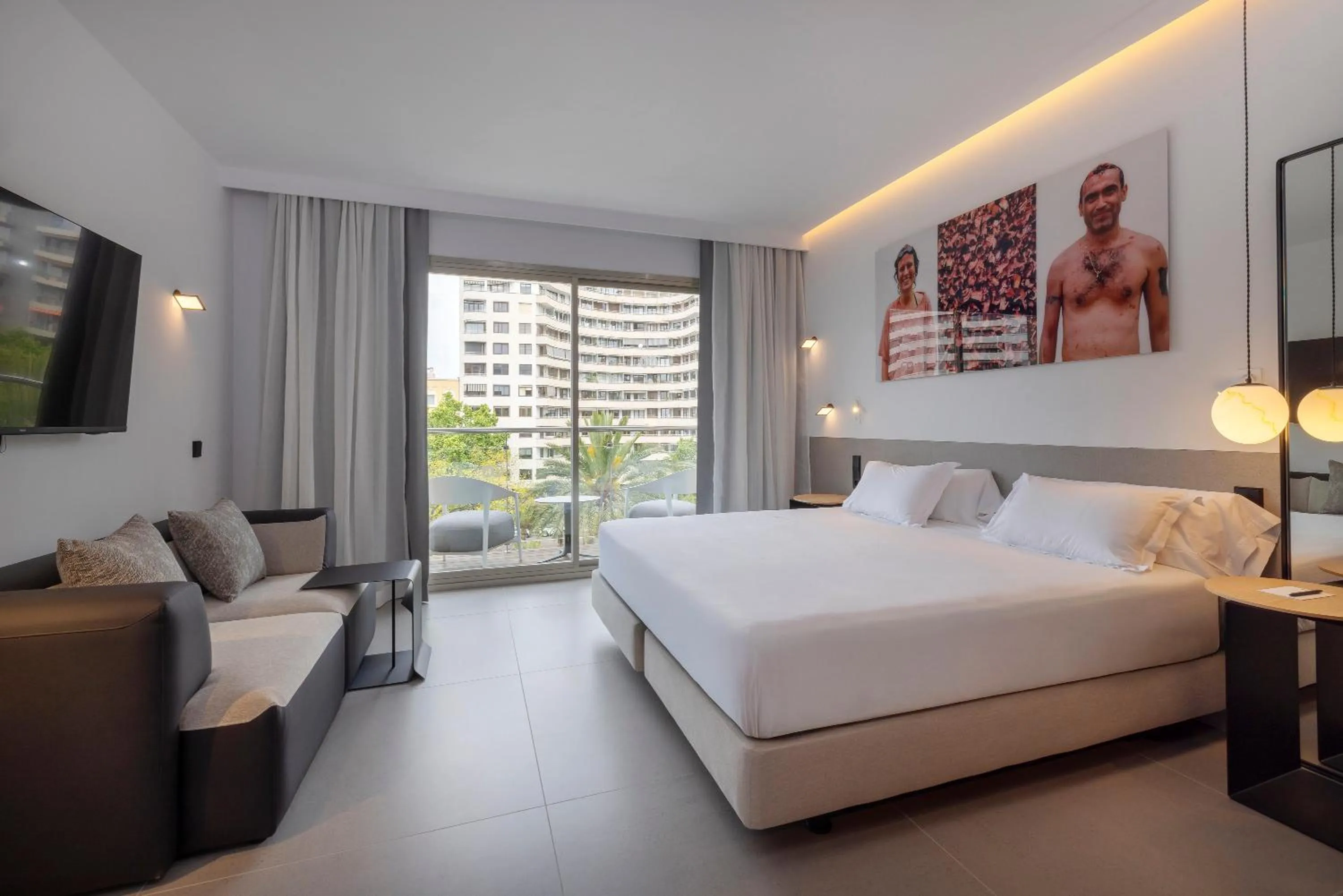 Bedroom, Bed in HM Jaime III