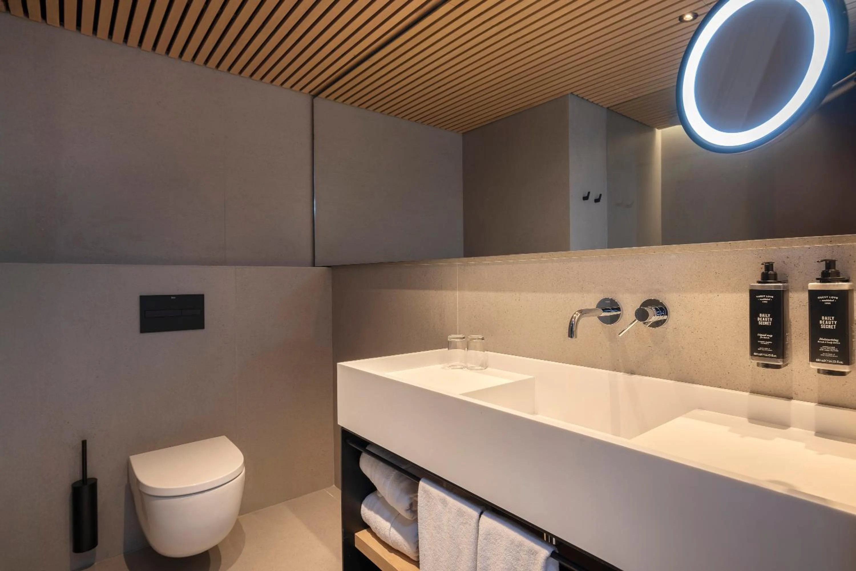 Bathroom in HM Jaime III