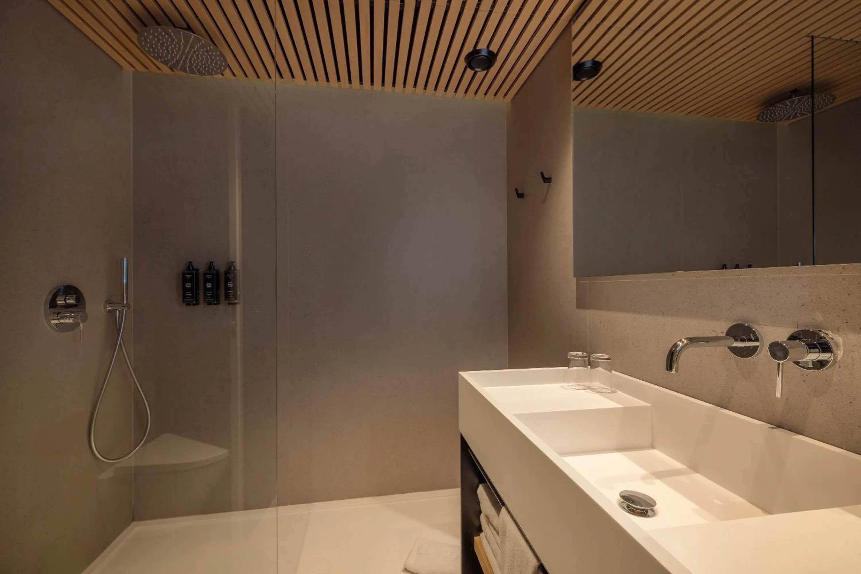 Bathroom in HM Jaime III