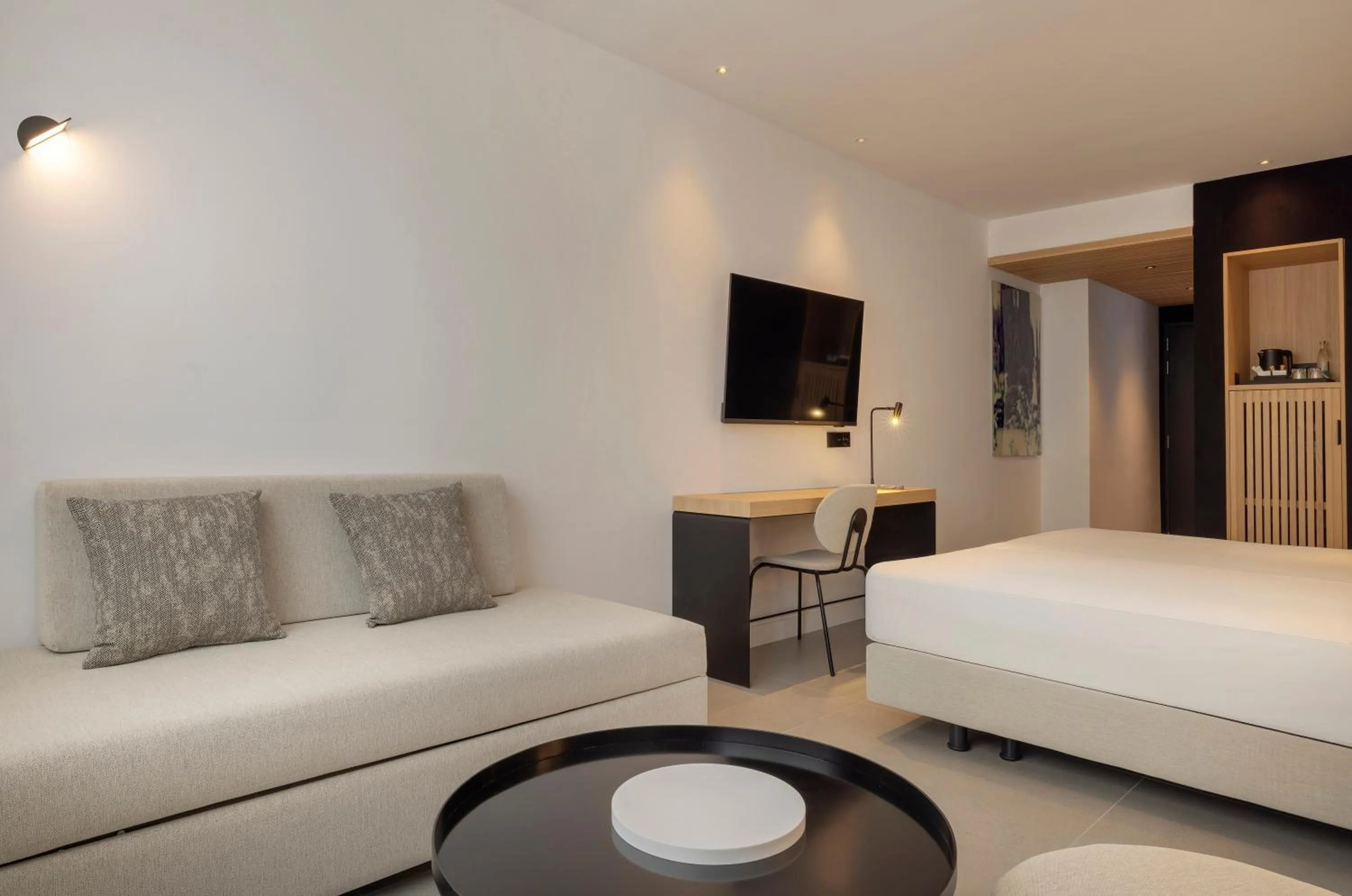 Photo of the whole room, Bed in HM Jaime III