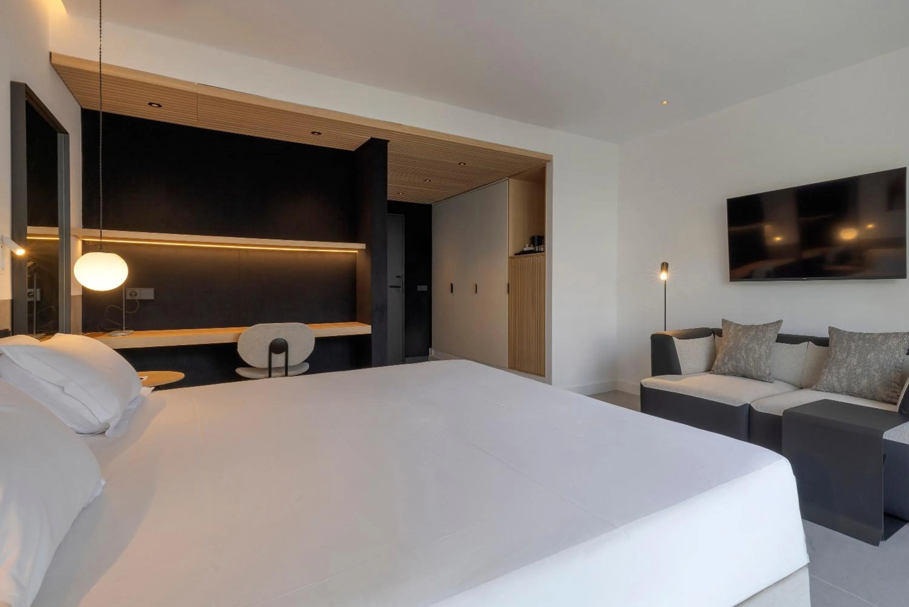 Photo of the whole room, Bed in HM Jaime III