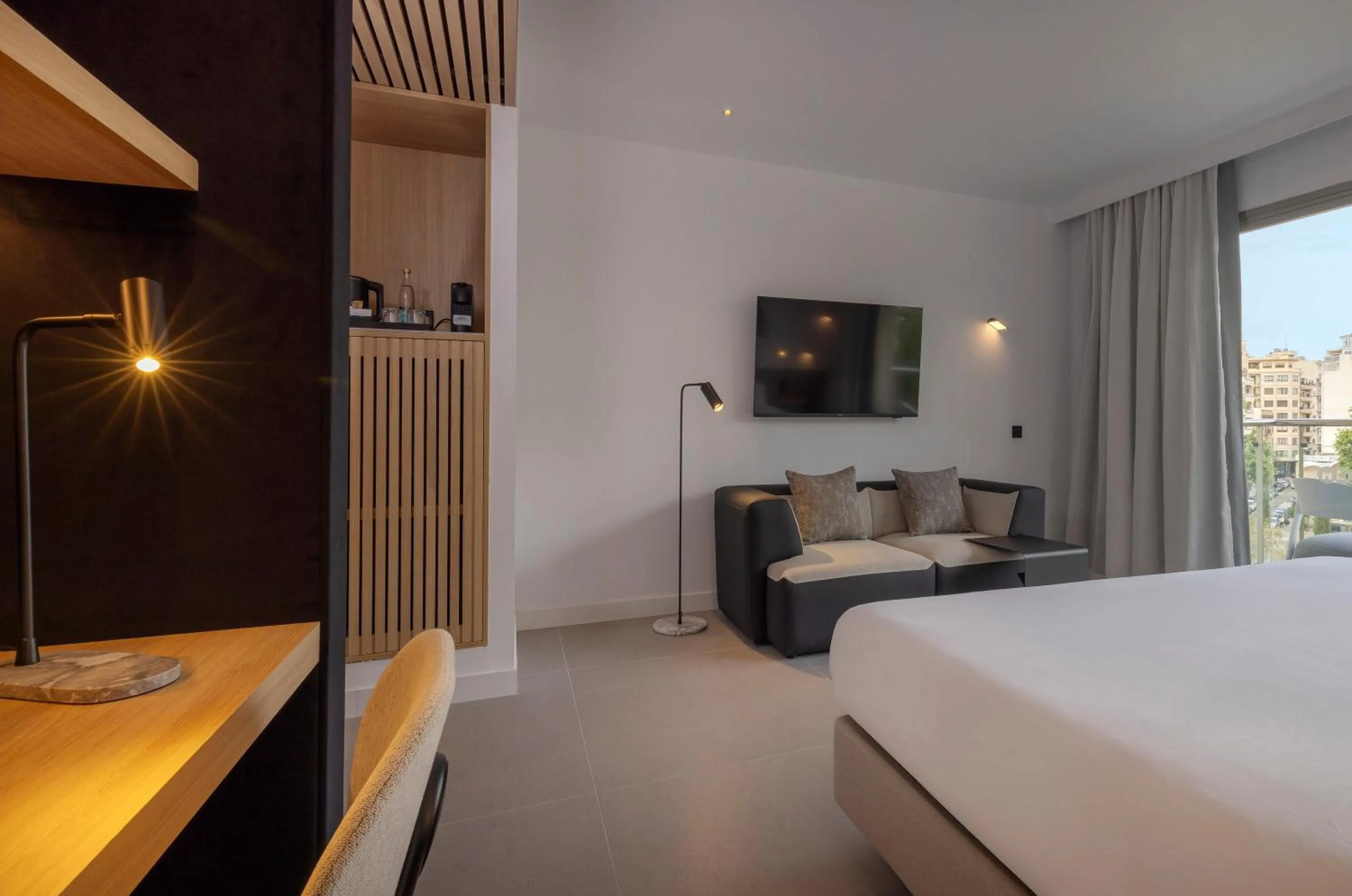 Photo of the whole room, Bed in HM Jaime III