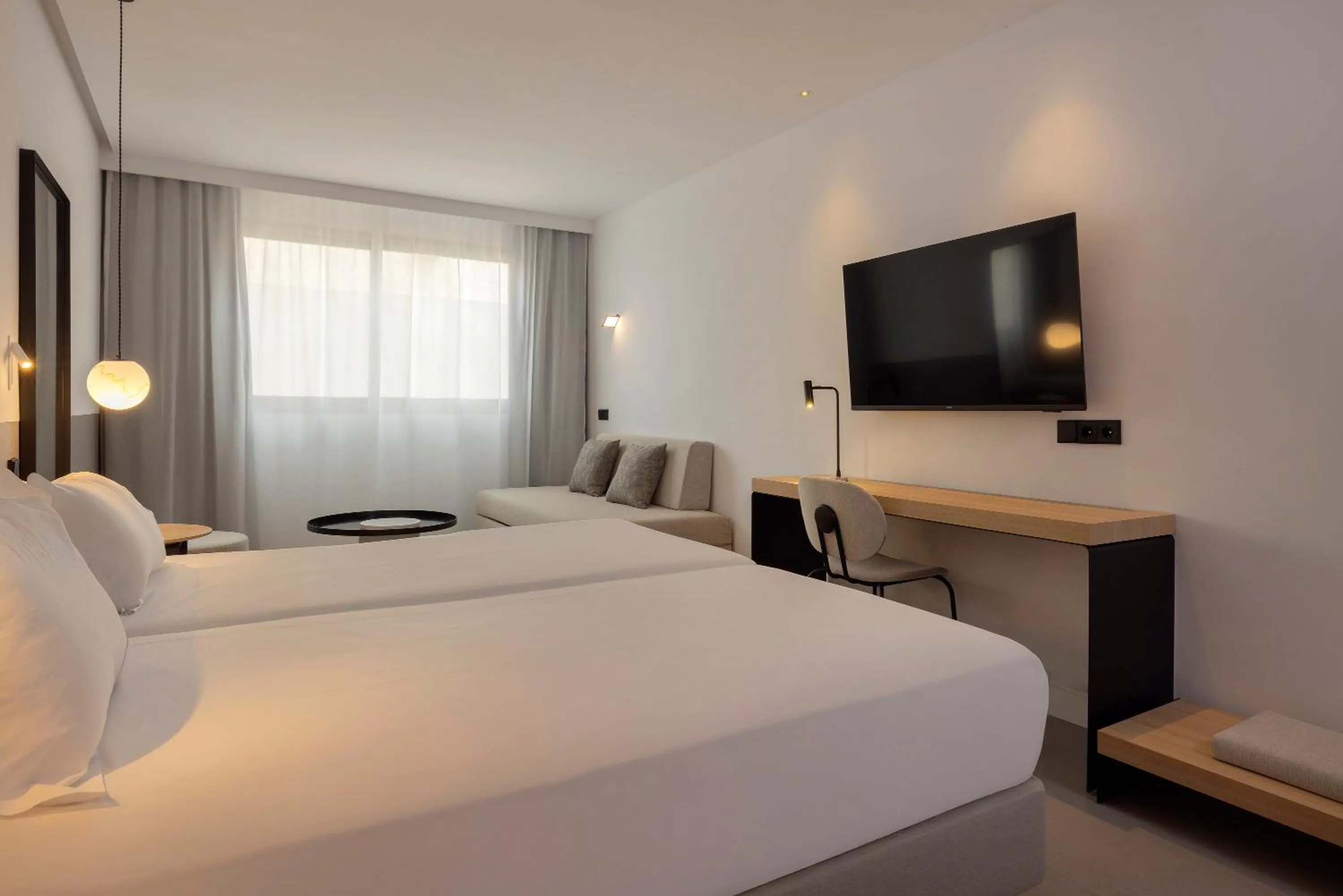 Photo of the whole room, Bed in HM Jaime III