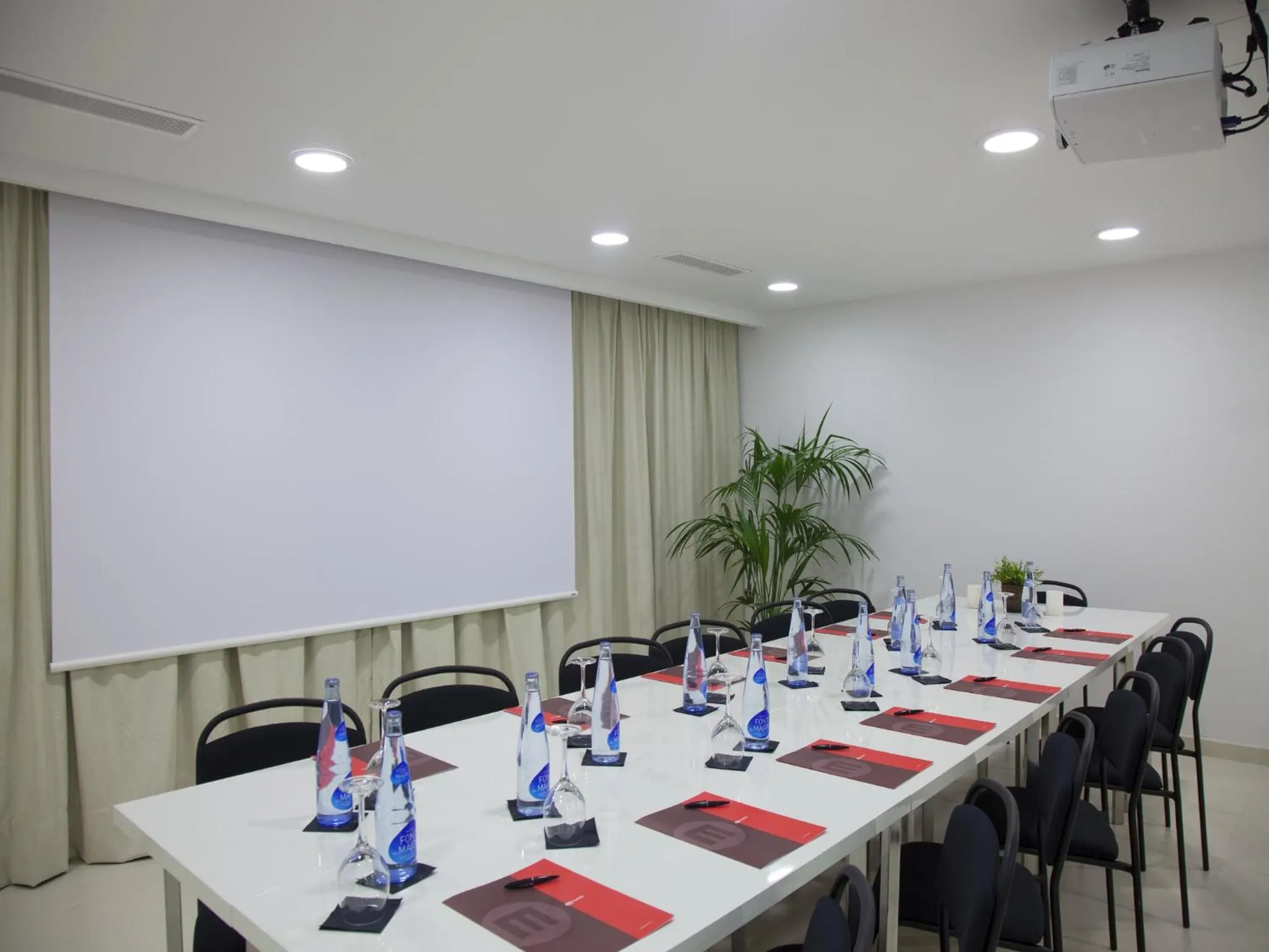 Business facilities in HM Tropical