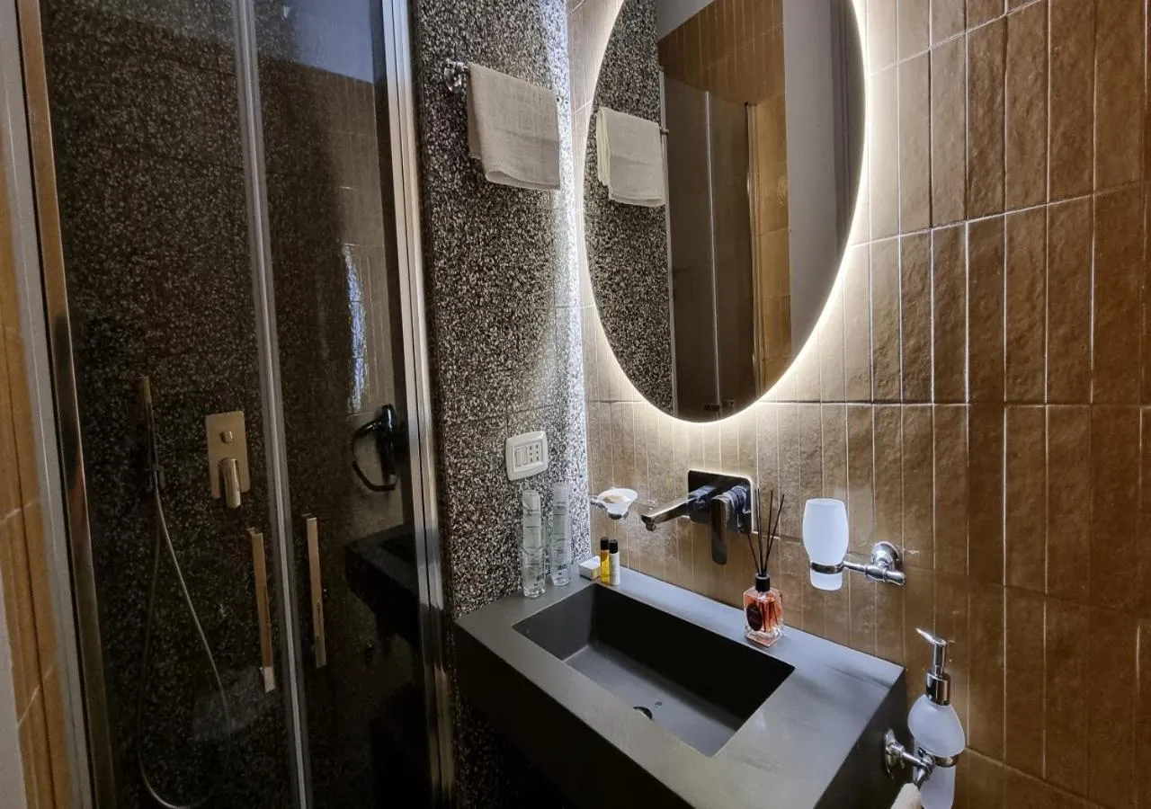 Shower in Occhi di Napoli Experiential Relais