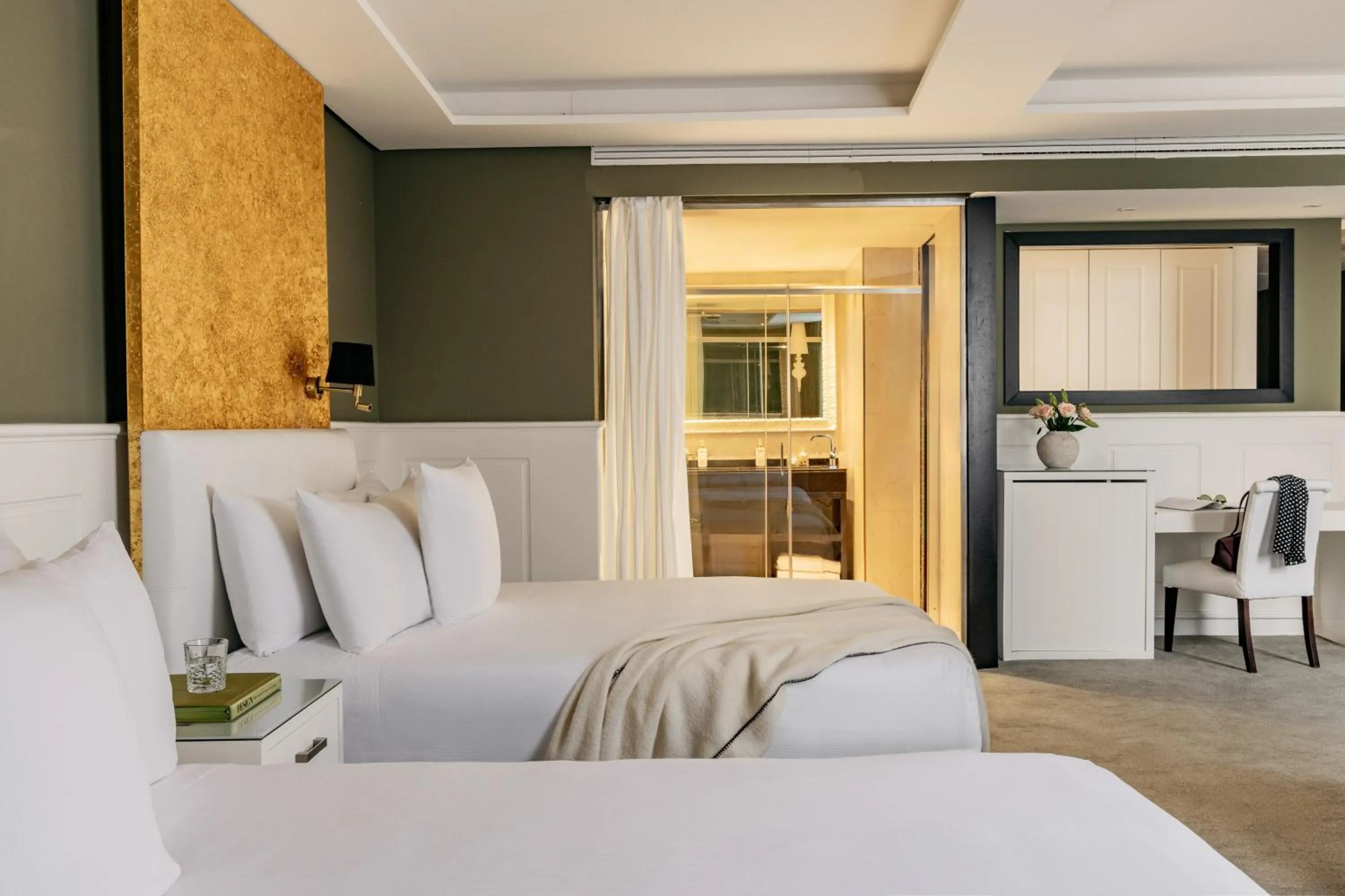 Photo of the whole room, Bed in Hotel Colón Gran Meliá - The Leading Hotels of the World