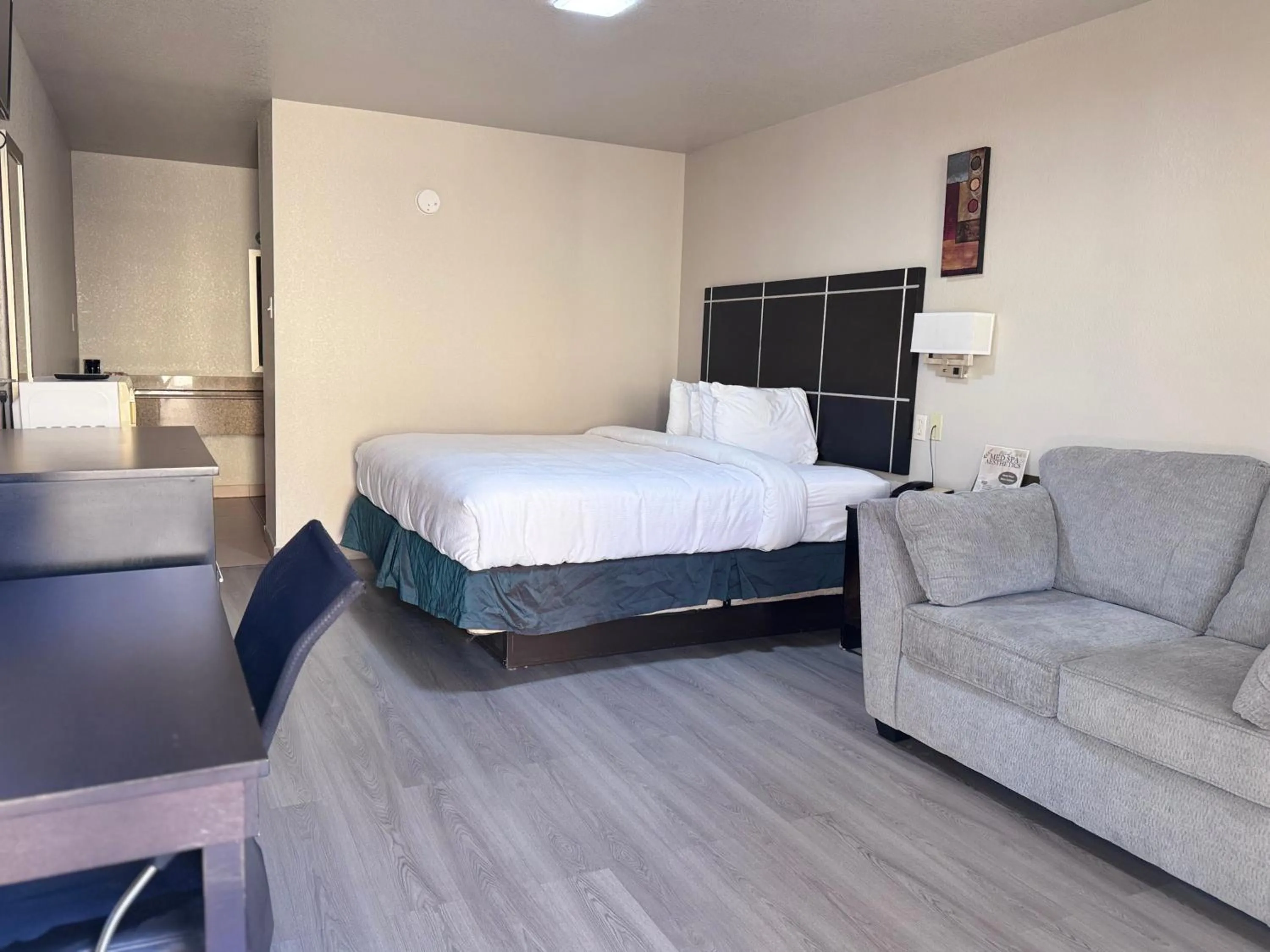 Bedroom, Bed in Executive inn