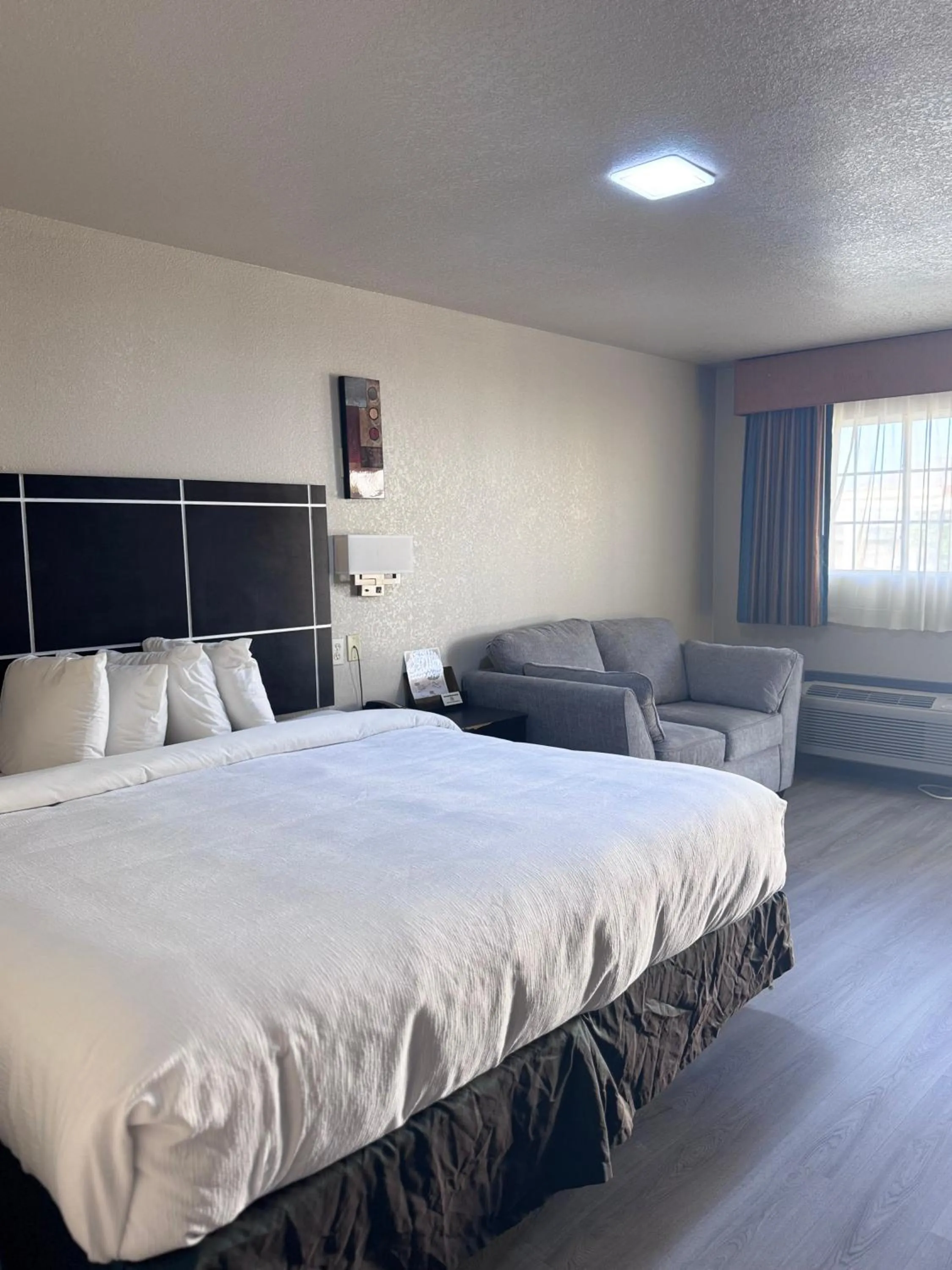 Bedroom, Bed in Executive inn