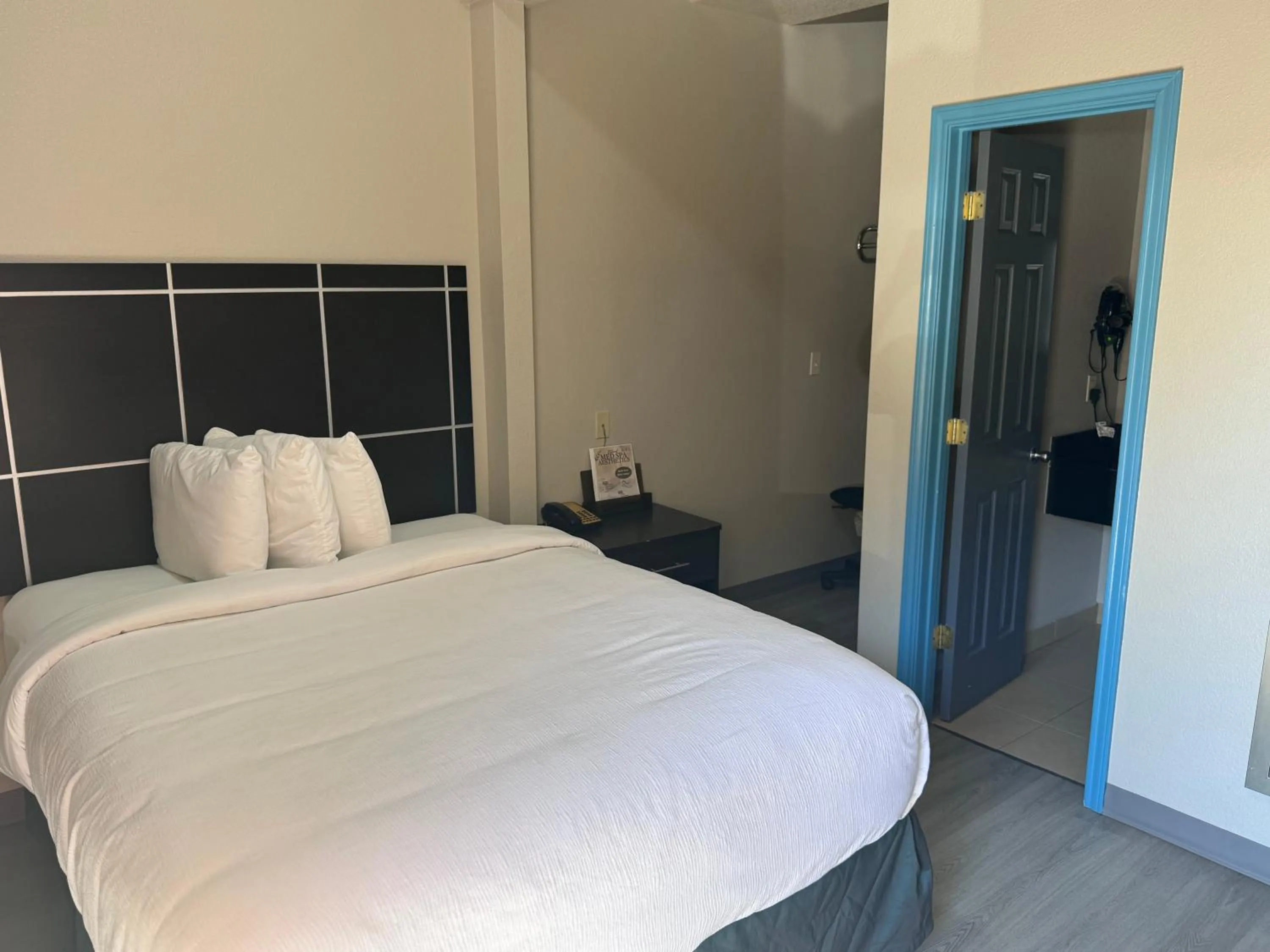 Bedroom, Bed in Executive inn