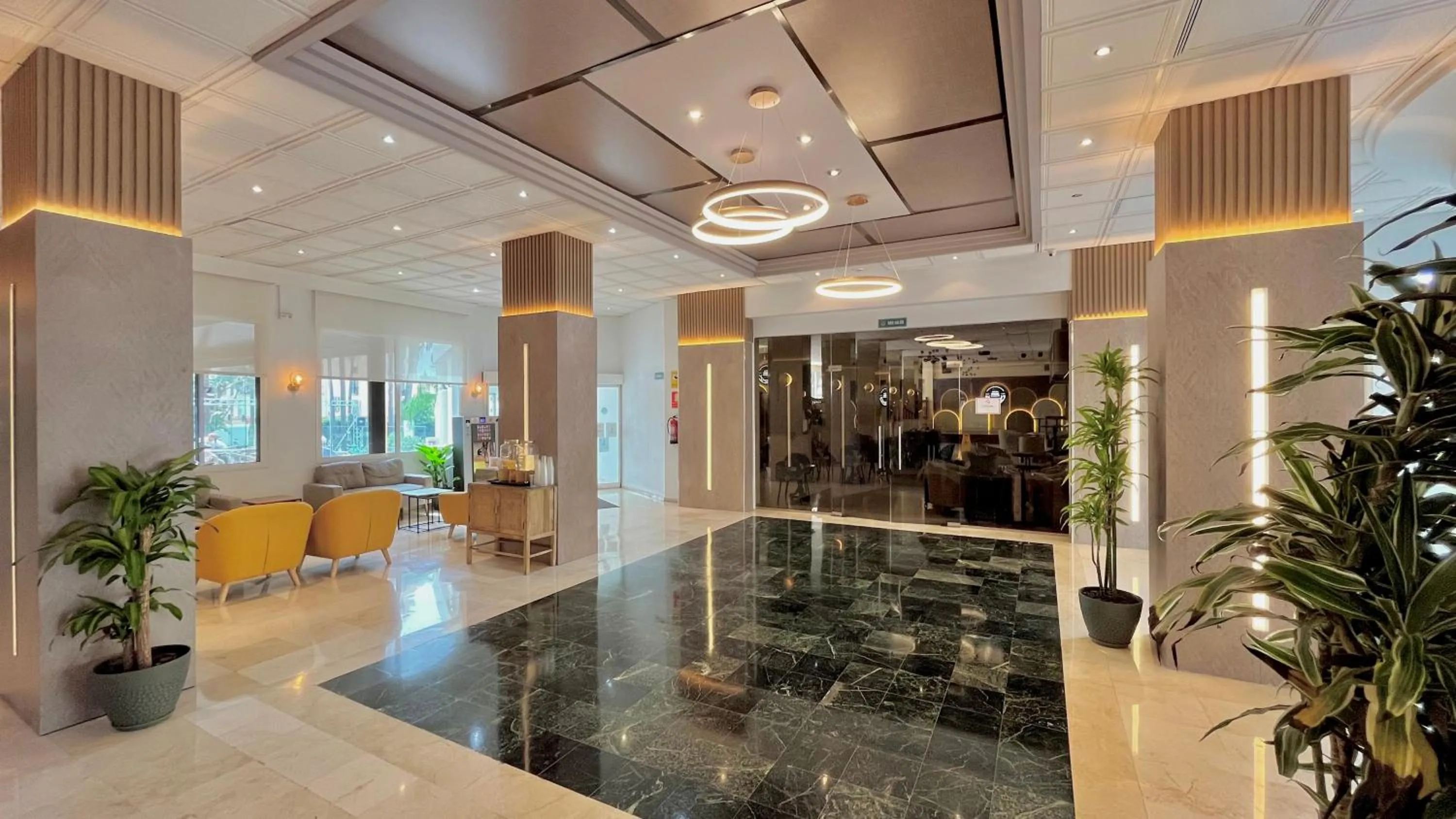 Lobby or reception in Hotel Parasol by Dorobe