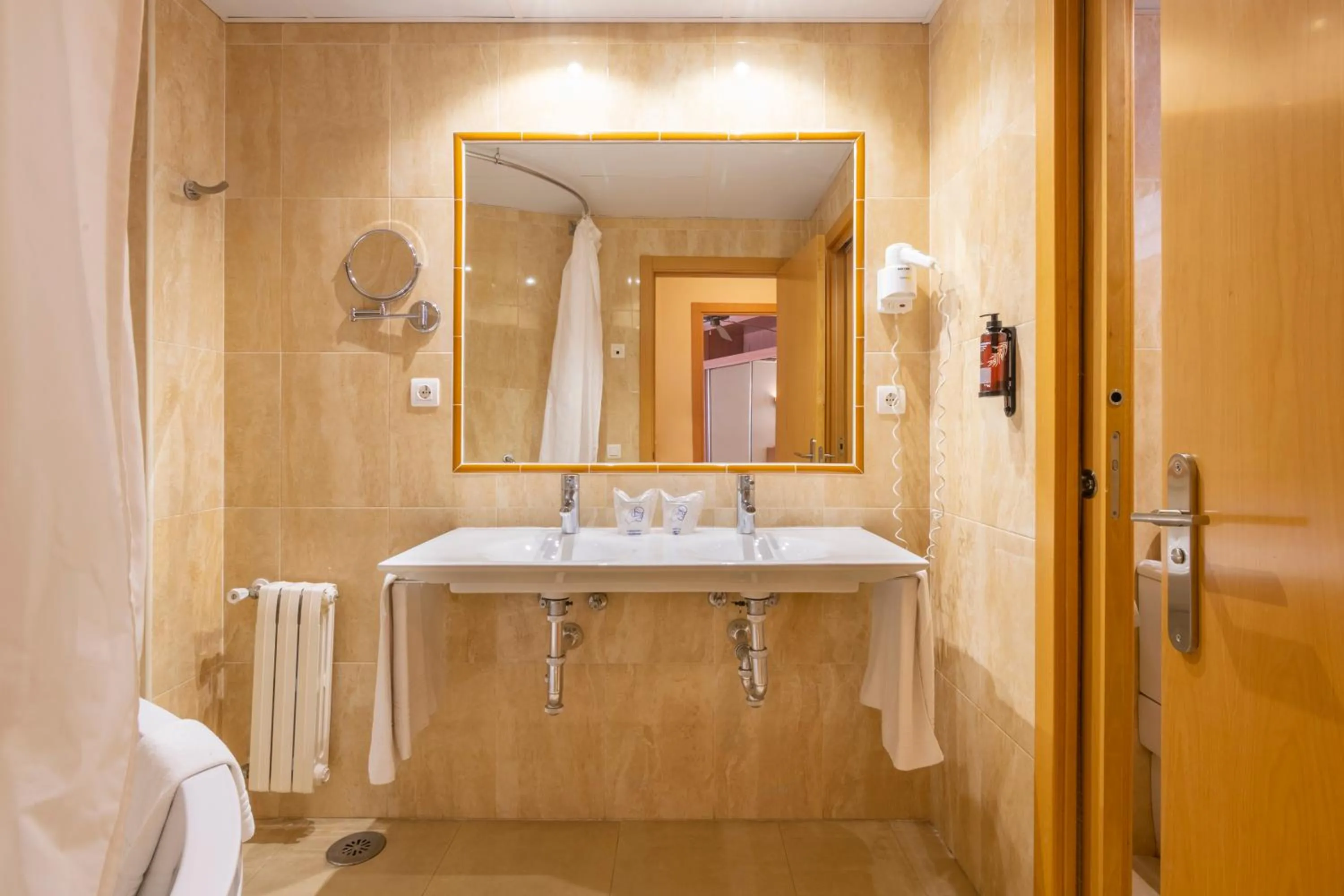 Bathroom in Hotel Parasol by Dorobe