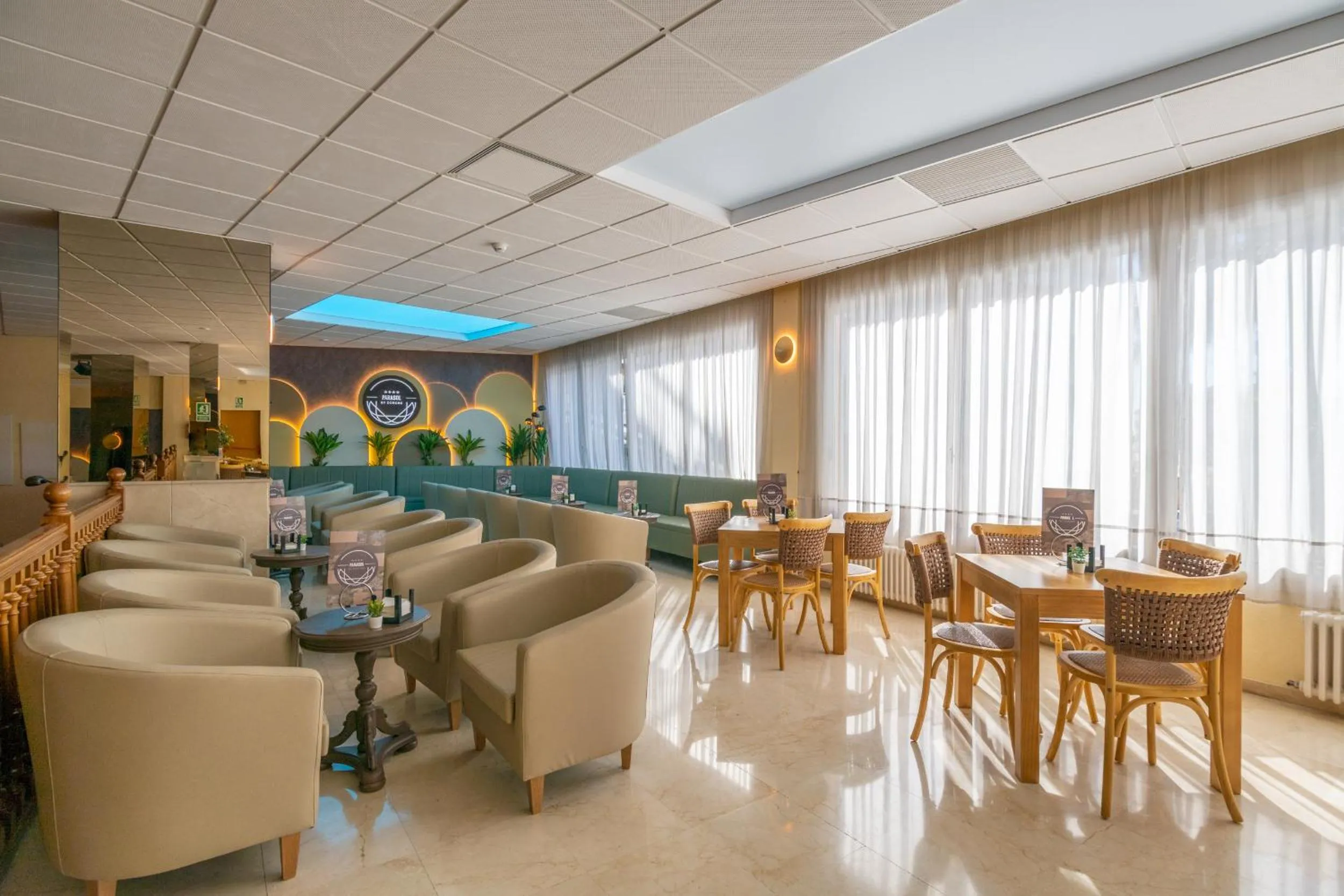 Living room in Hotel Parasol by Dorobe