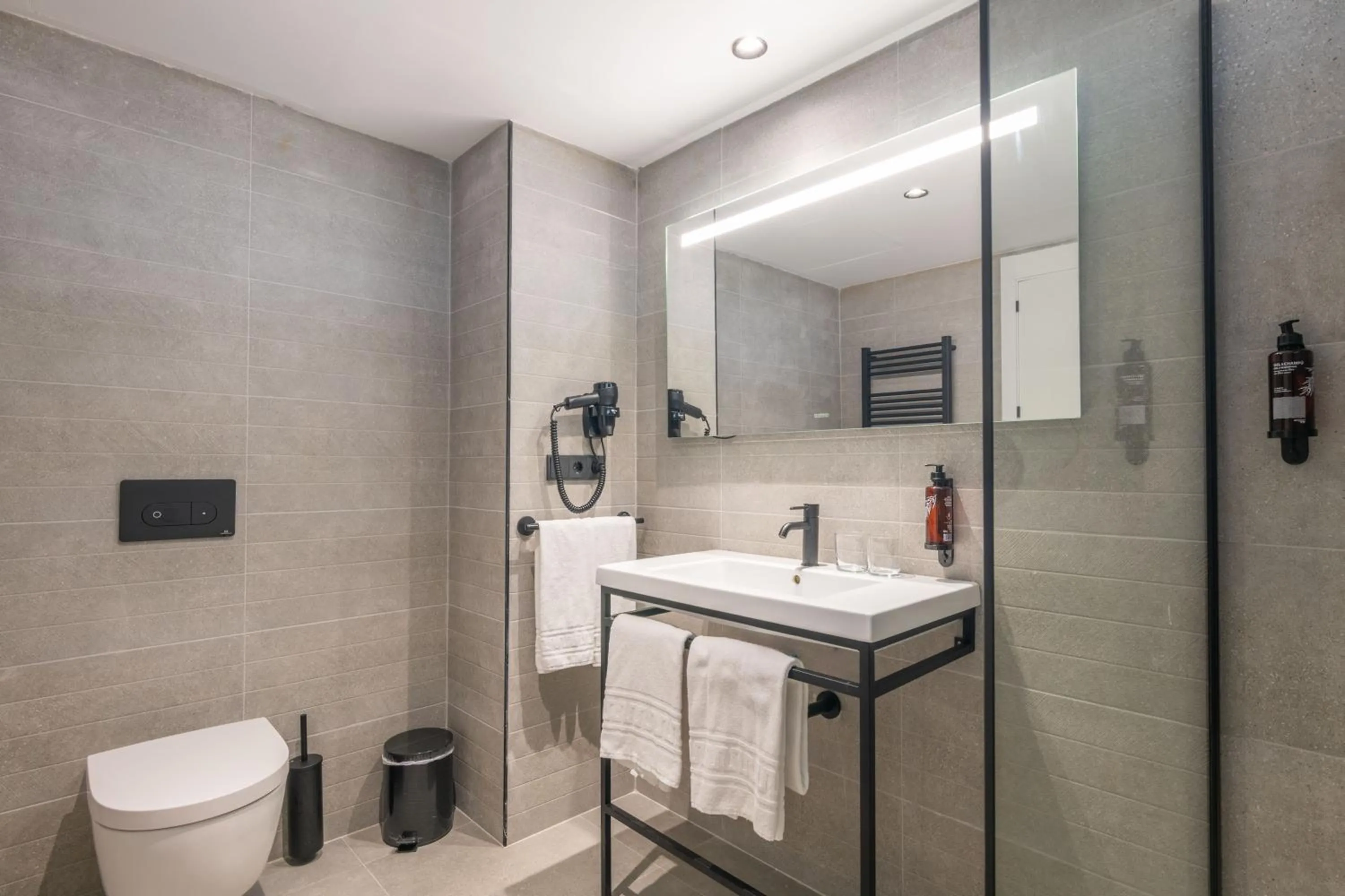 Bathroom in Hotel Parasol by Dorobe