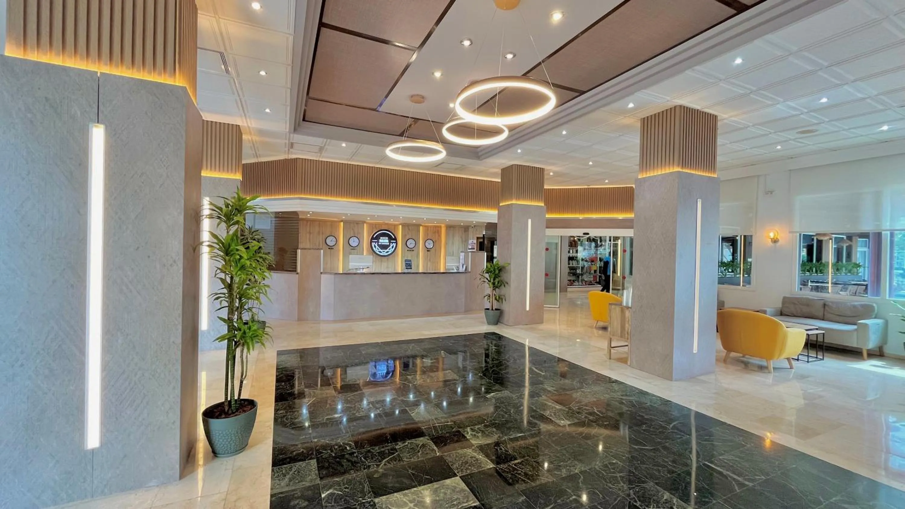 Lobby or reception in Hotel Parasol by Dorobe