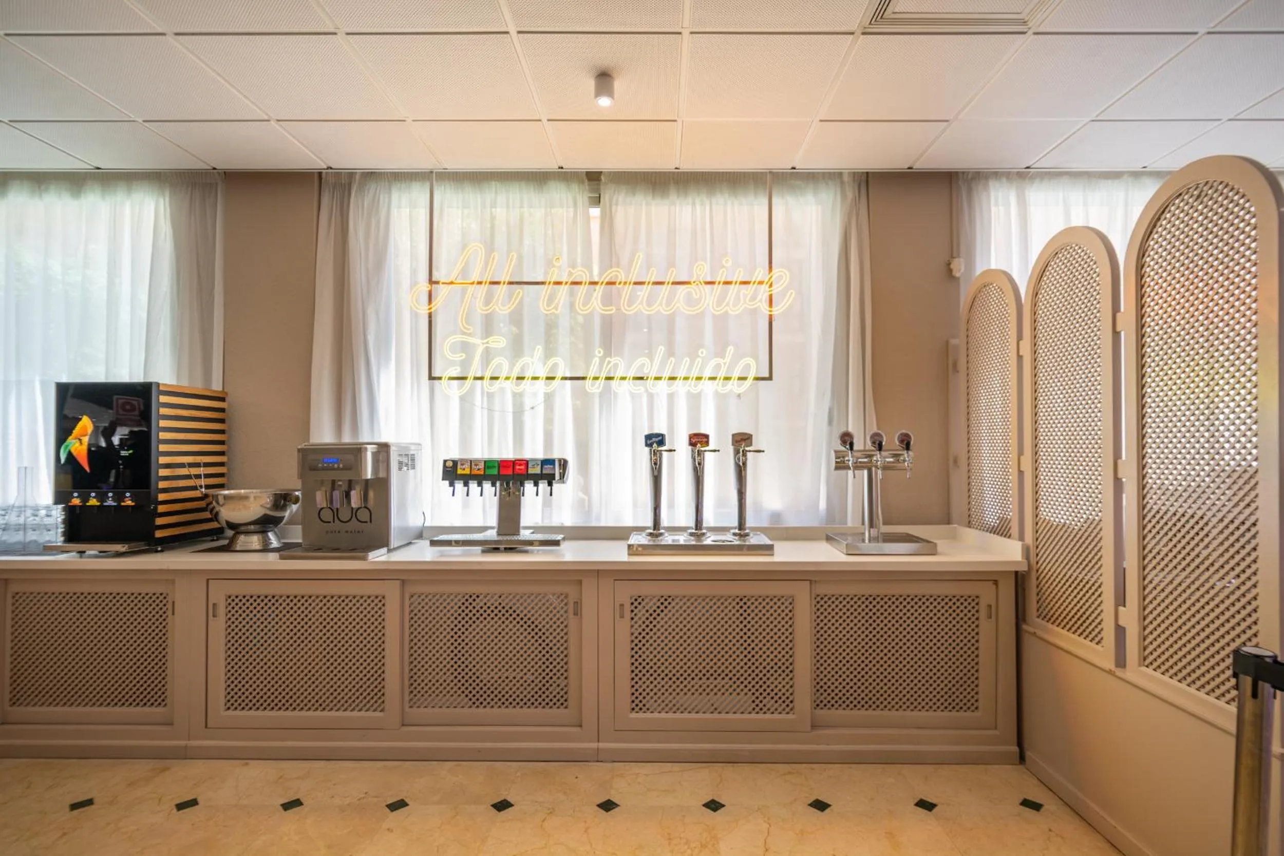 Restaurant/places to eat in Hotel Parasol by Dorobe