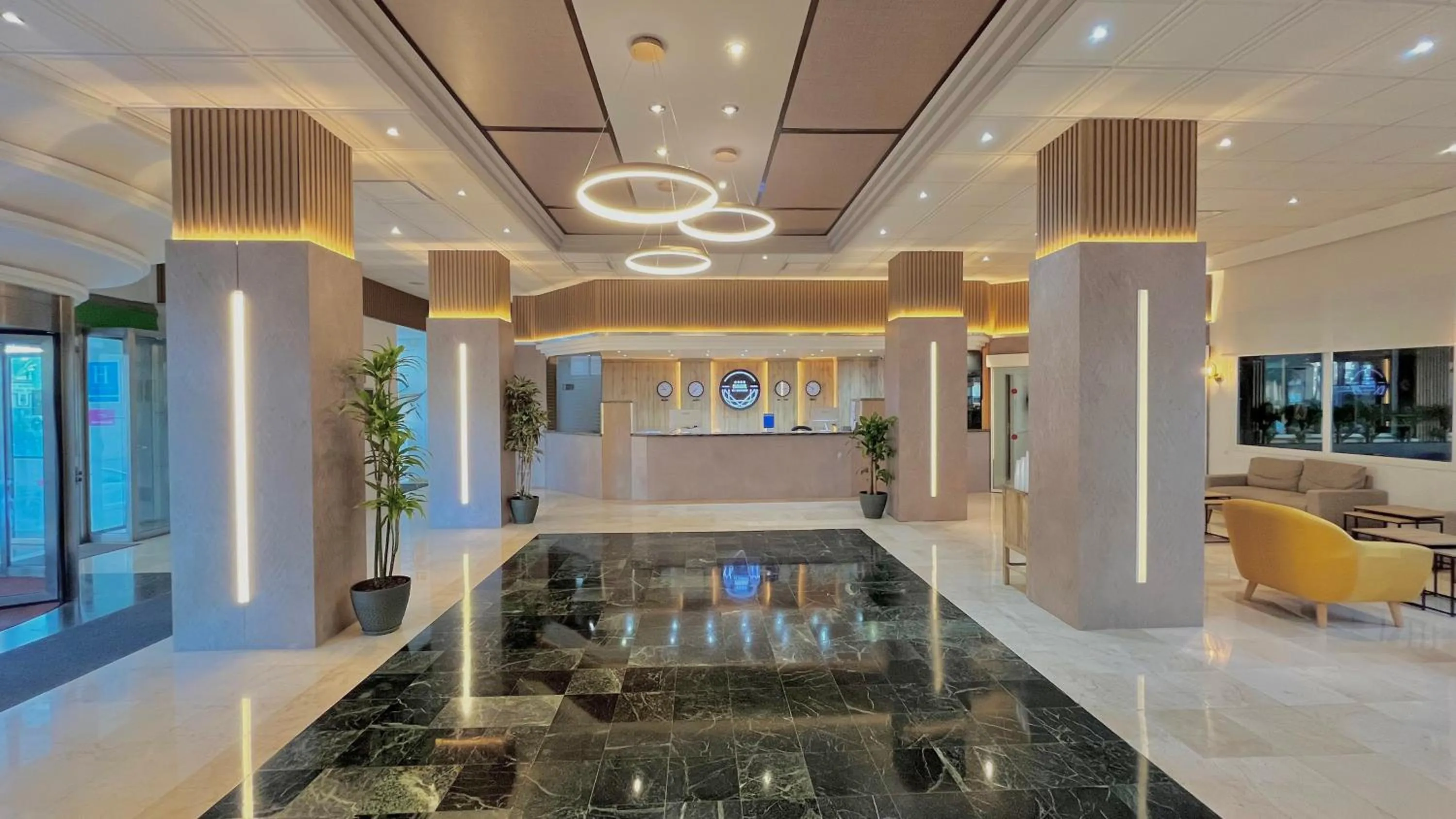 Lobby or reception in Hotel Parasol by Dorobe