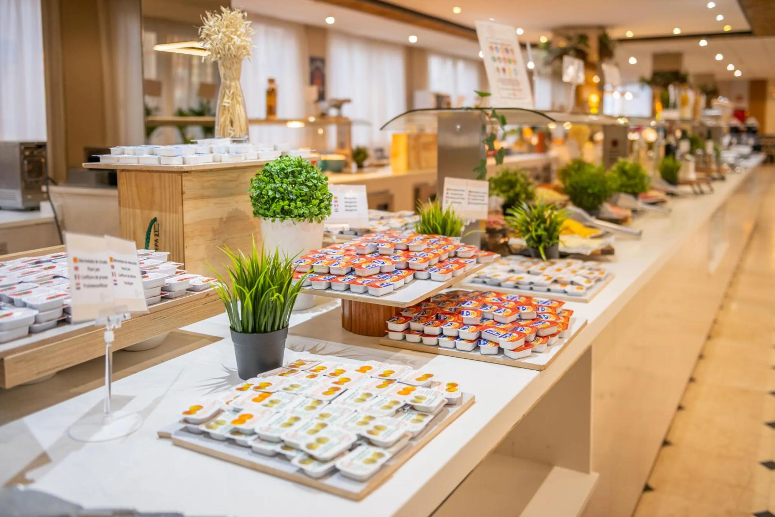 Restaurant/places to eat in Hotel Parasol by Dorobe