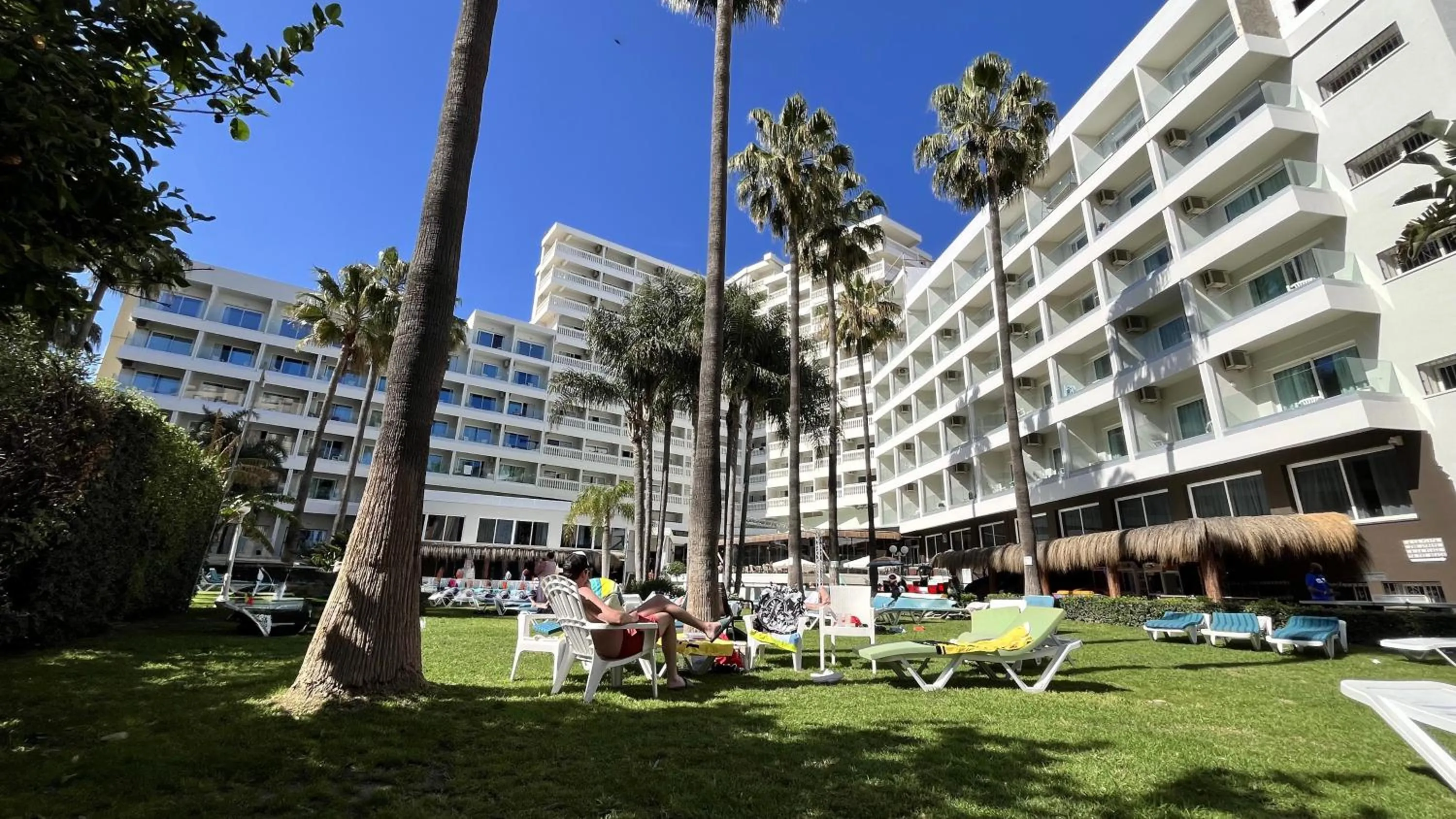 Property building in Hotel Parasol by Dorobe