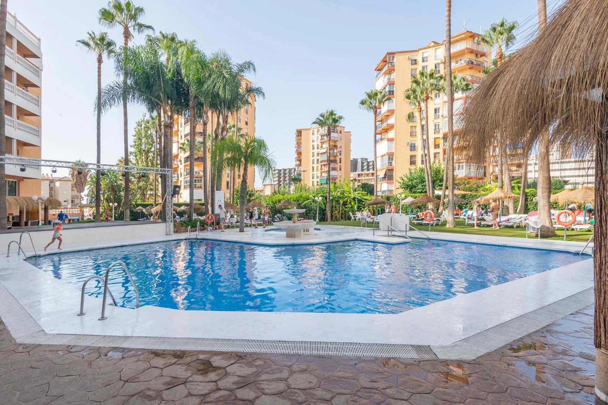 Swimming pool in Hotel Parasol by Dorobe