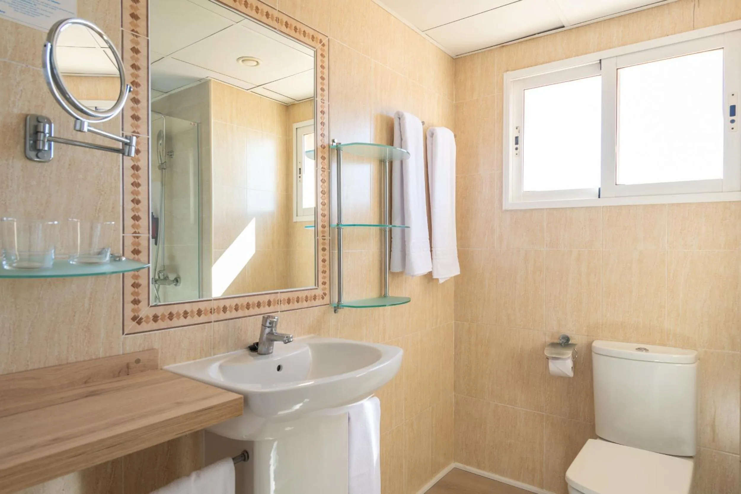 Shower in Hotel Parasol by Dorobe