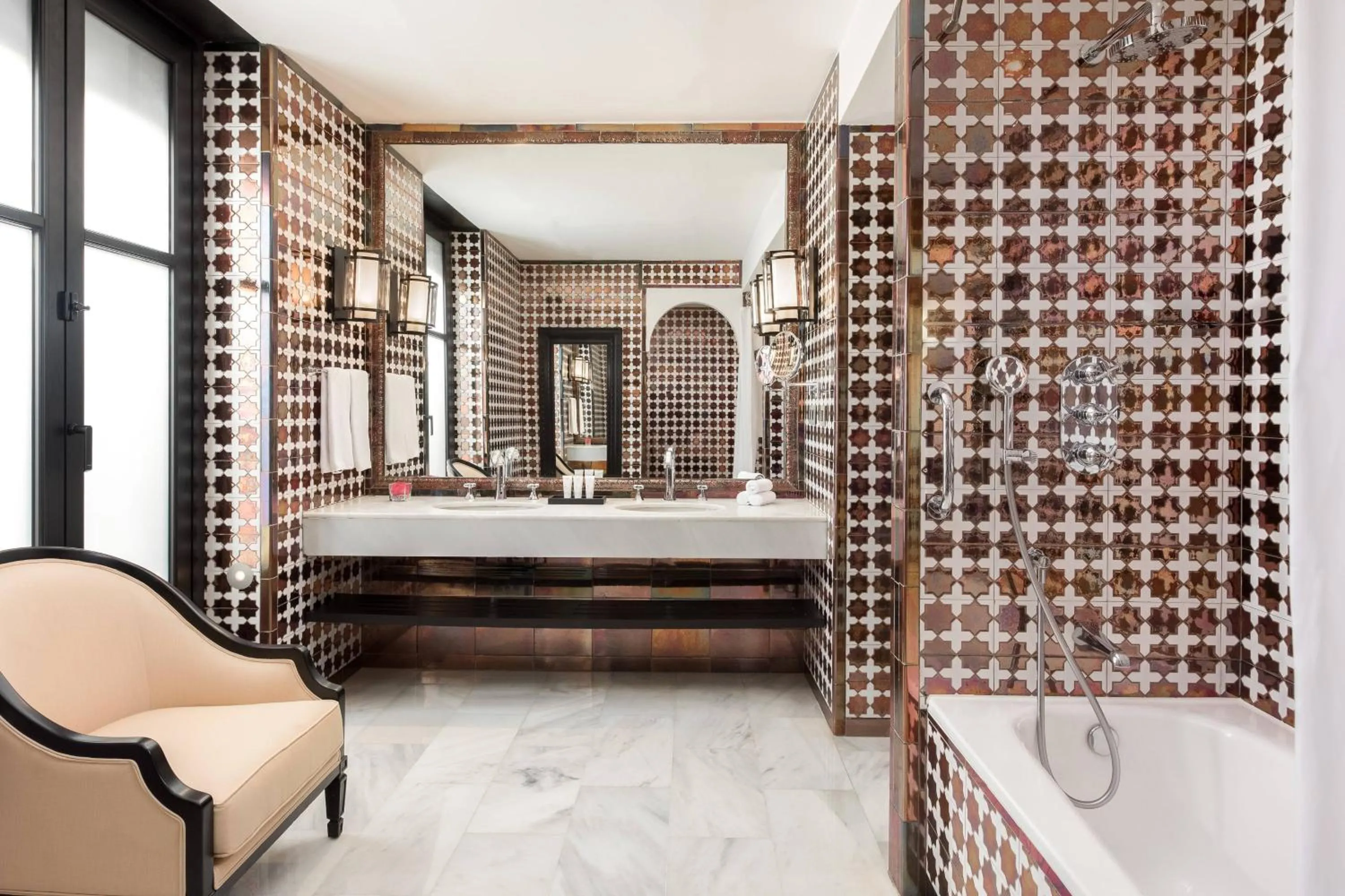 Bathroom, Bed in Hotel Alfonso XIII, a Luxury Collection Hotel, Seville