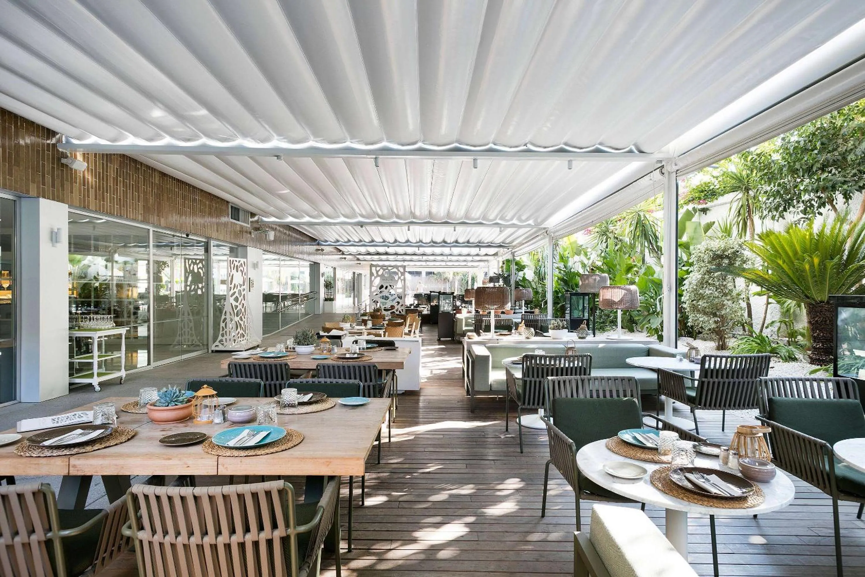 Restaurant/places to eat in Melia Lebreros