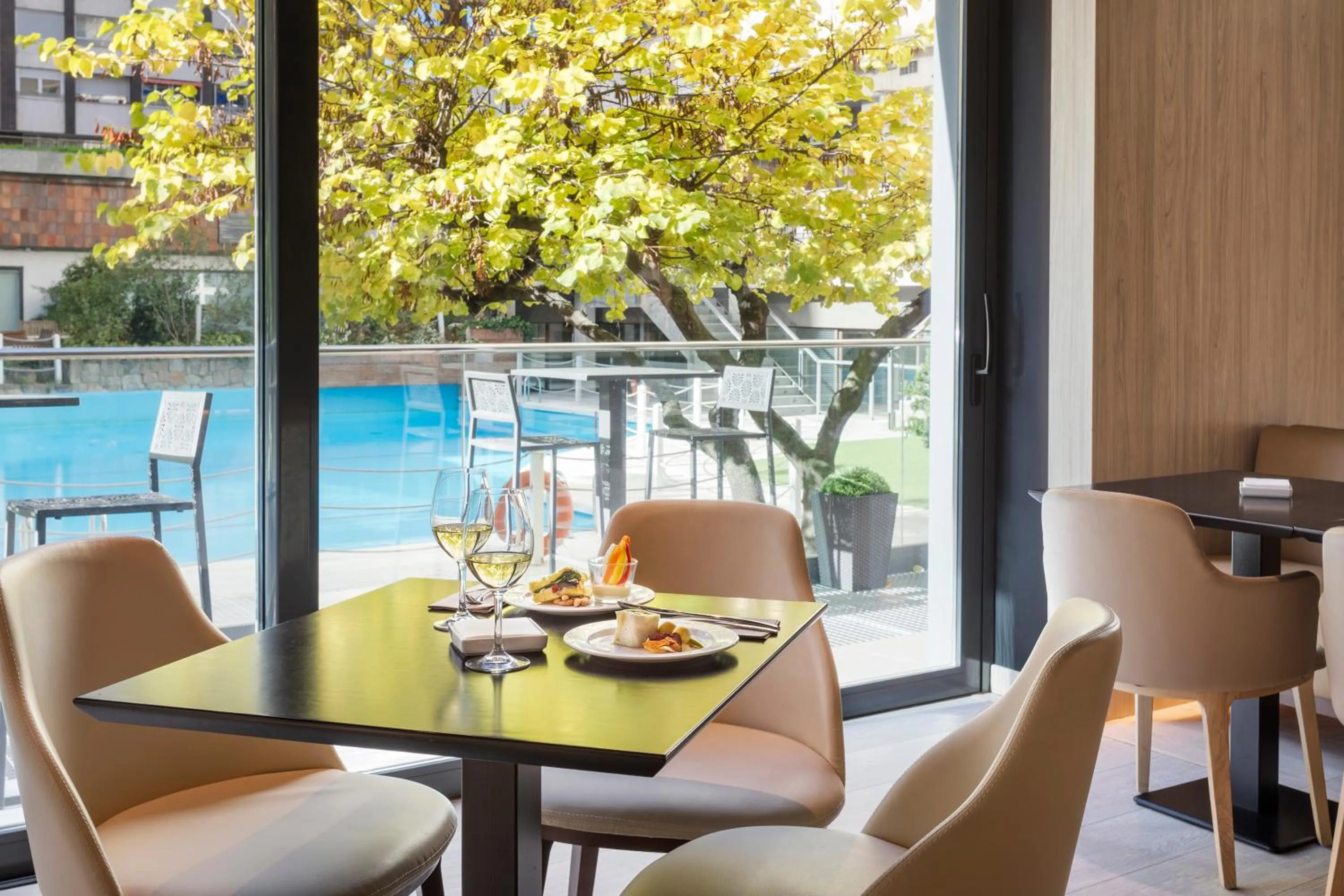 Restaurant/places to eat in Melia Castilla