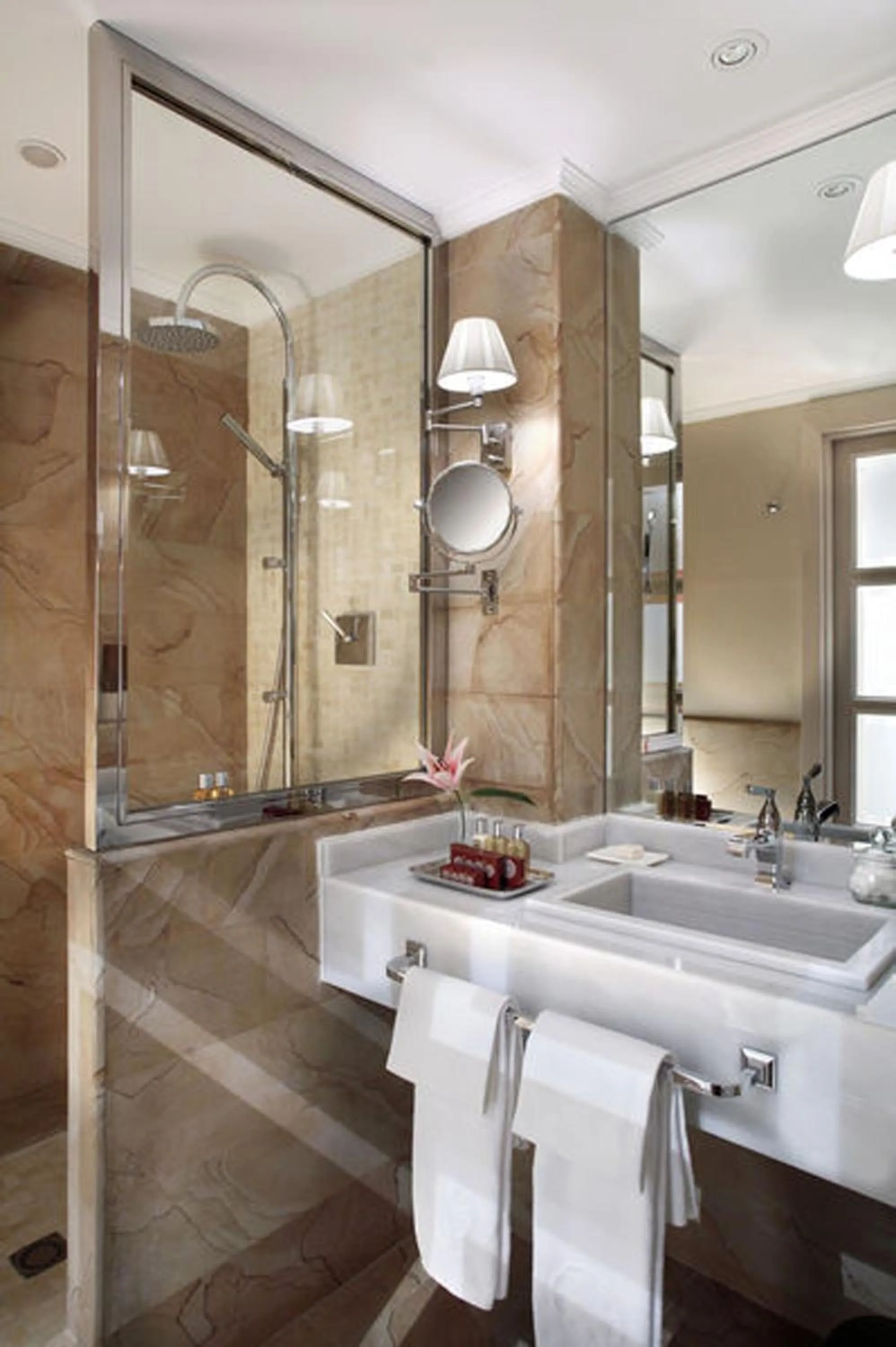 Shower in Melia Castilla