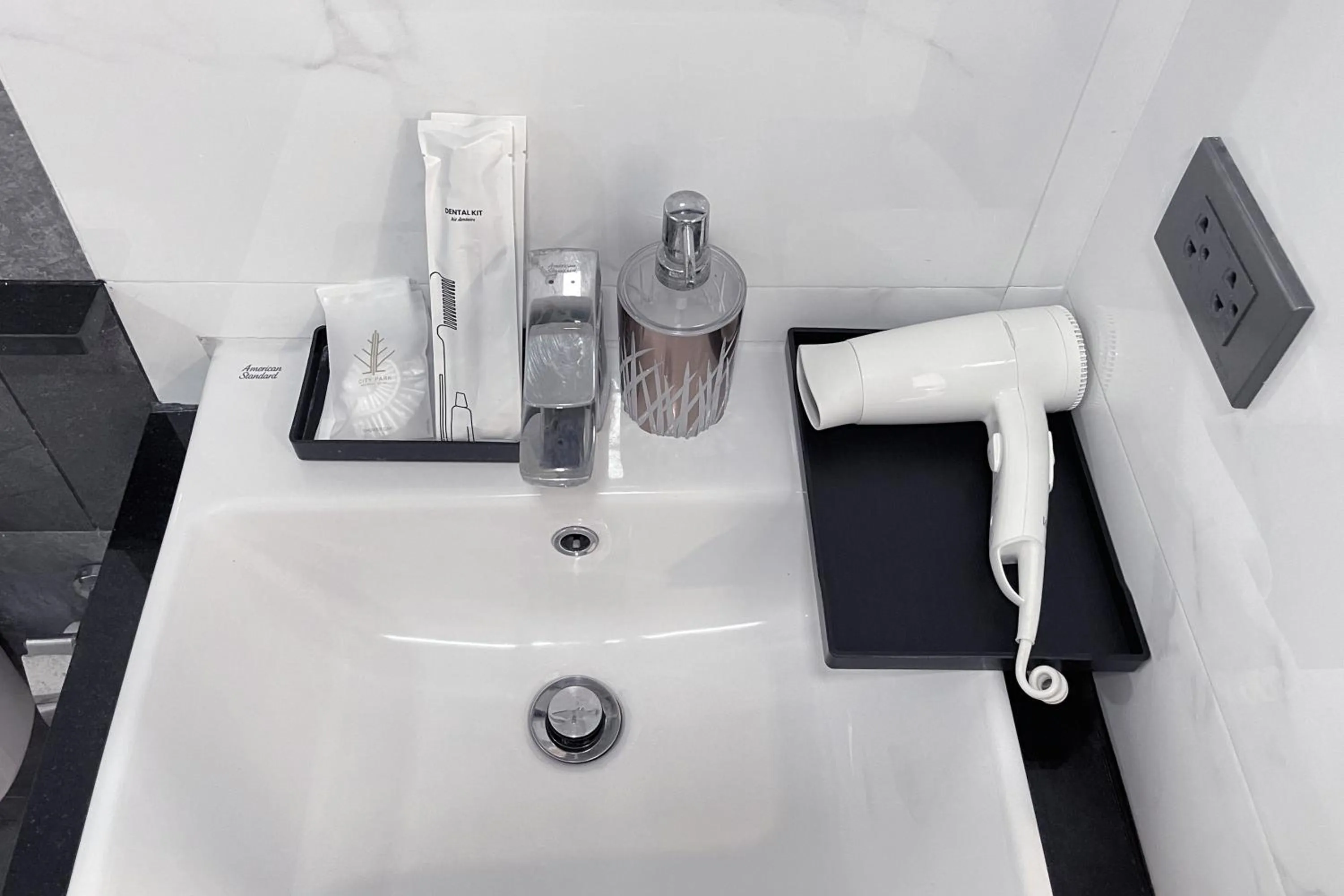 Bathroom in City Park Hotel Bangkok Pratunam by PCL