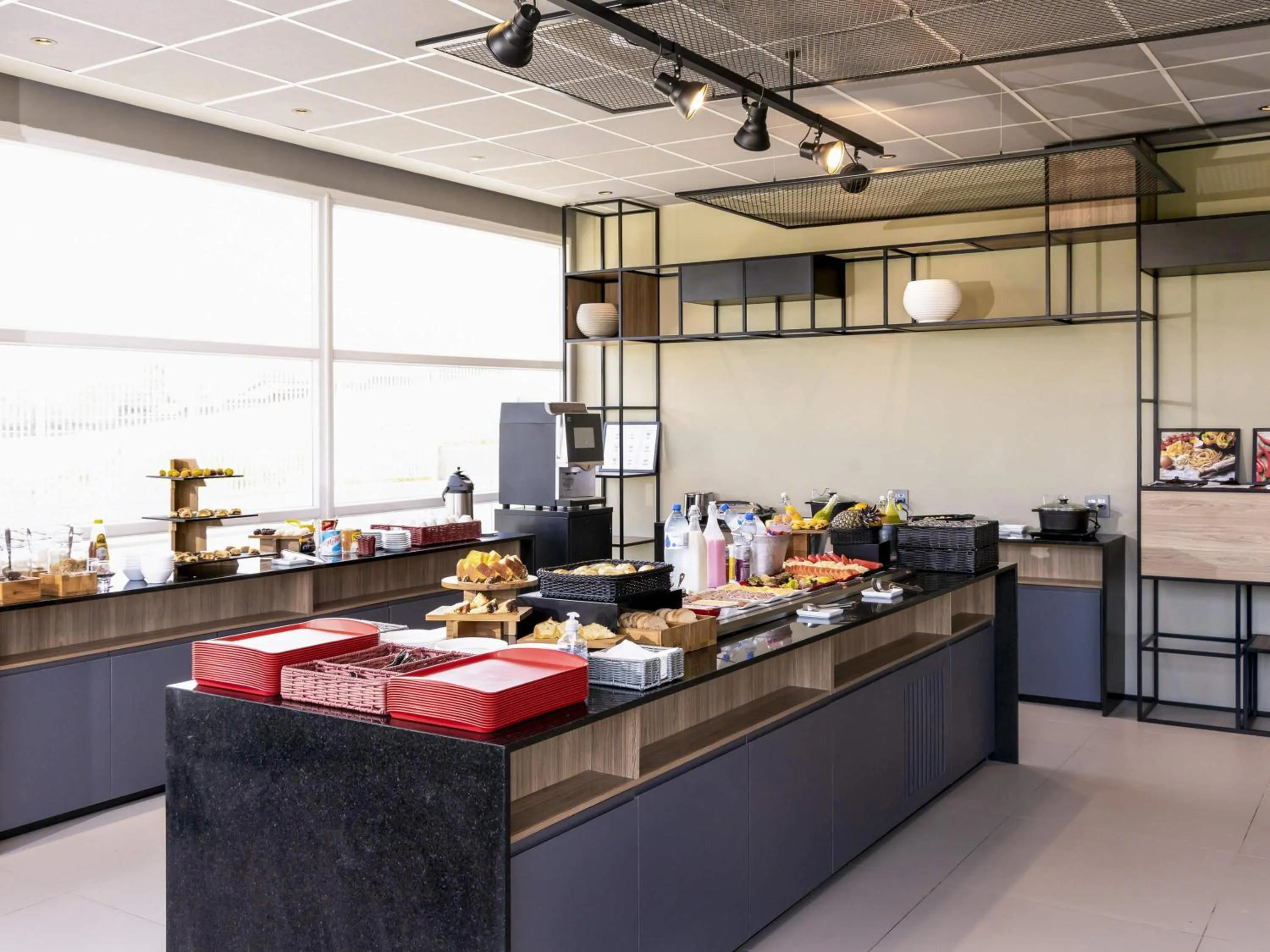 Restaurant/places to eat in Ibis Aruja