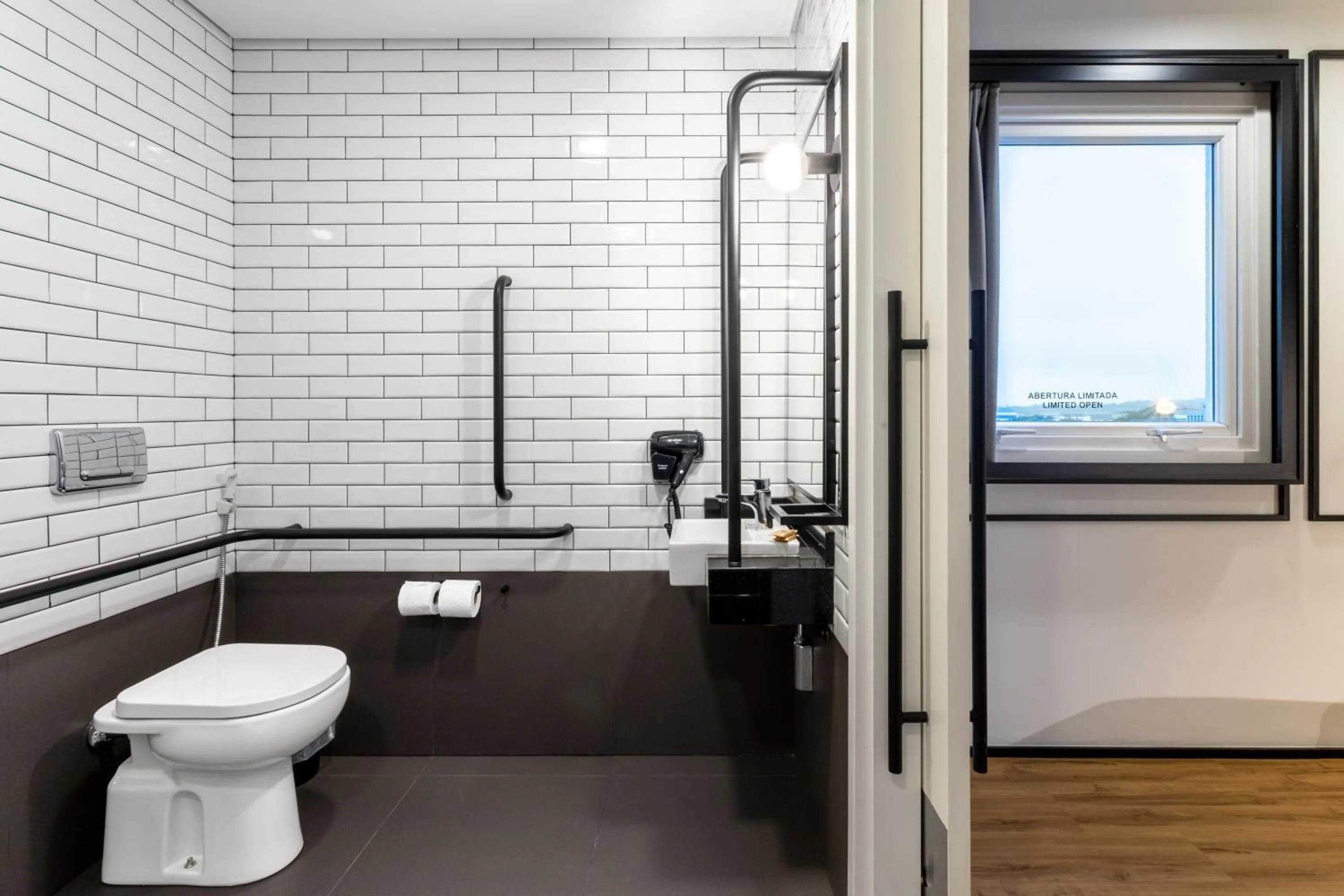 Bathroom in Ibis Aruja