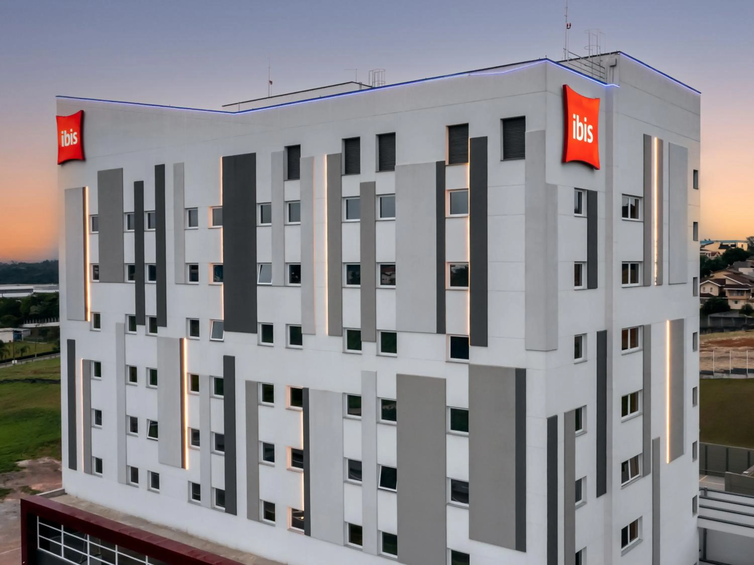 Property building in Ibis Aruja