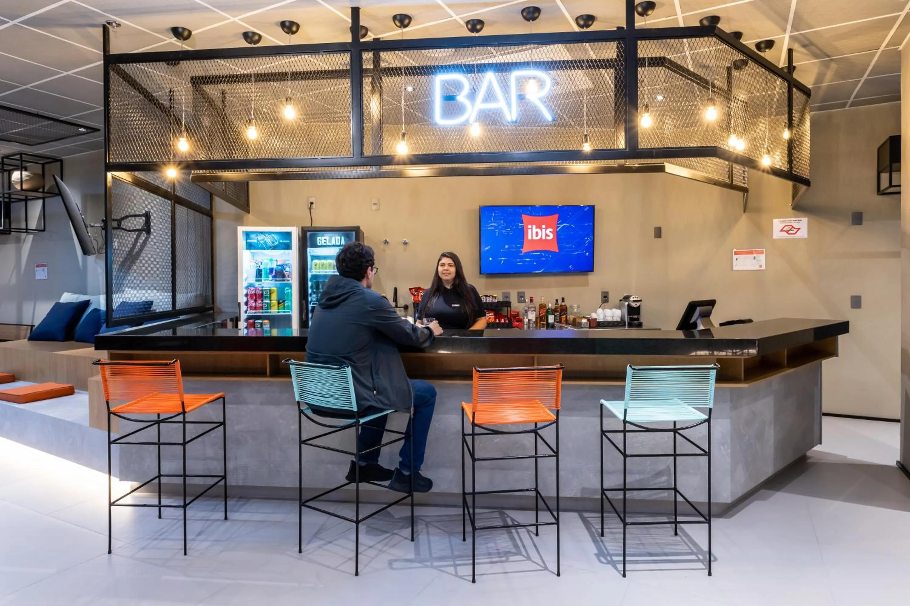 Lounge or bar in Ibis Aruja